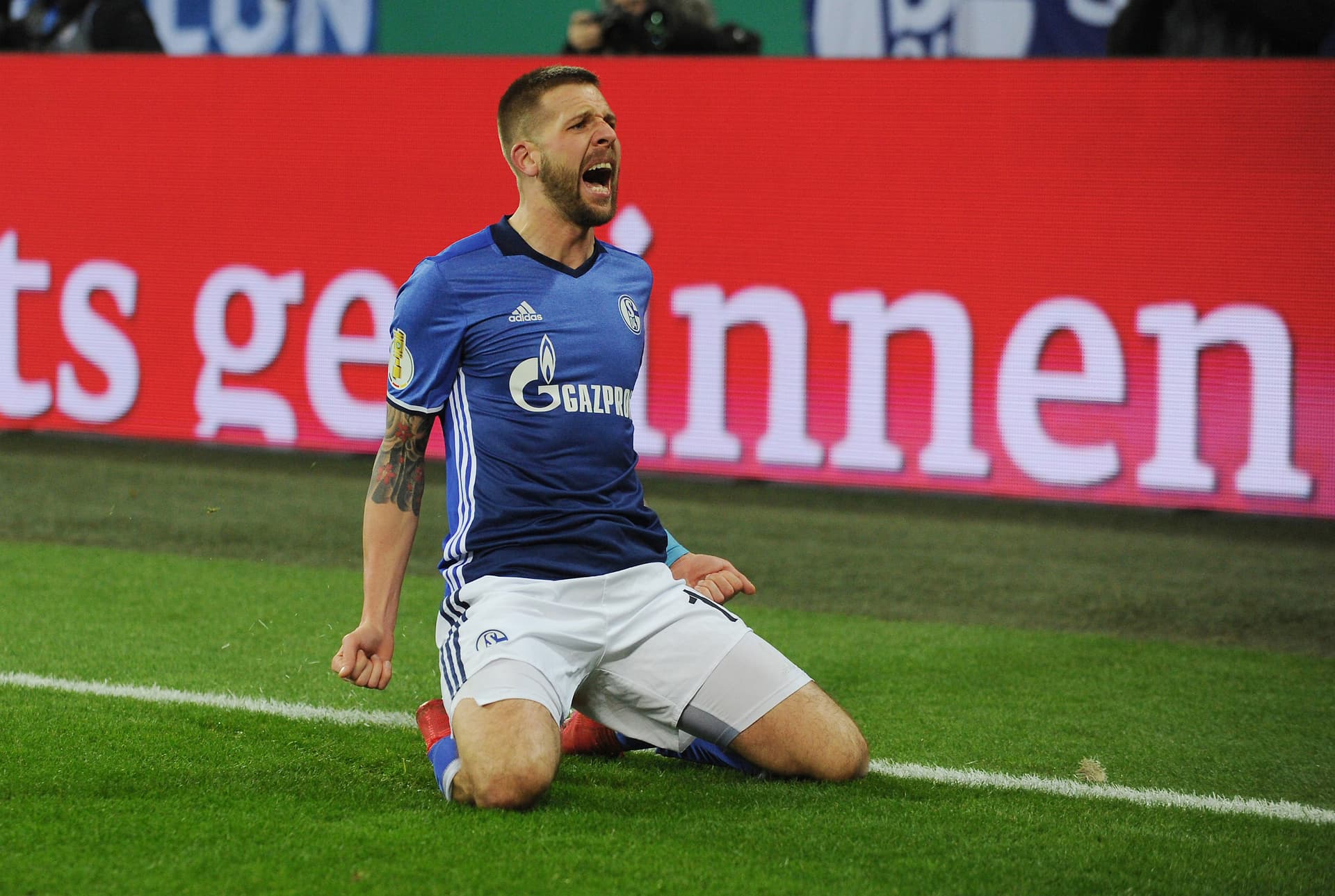 Schlake Spieler Guido Burgstaller jubelt
