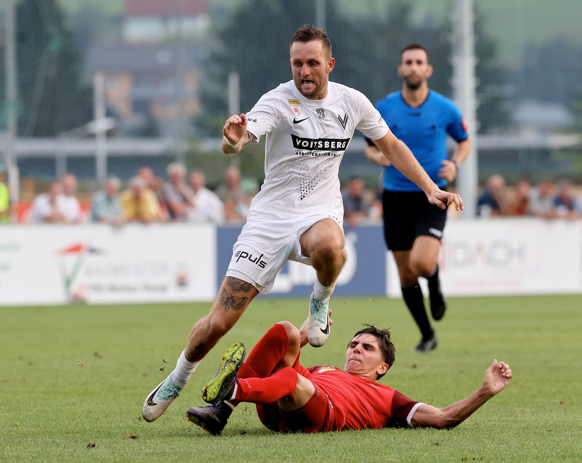 Voitsberg-Spieler Jakob Jantscher im Zweikampf