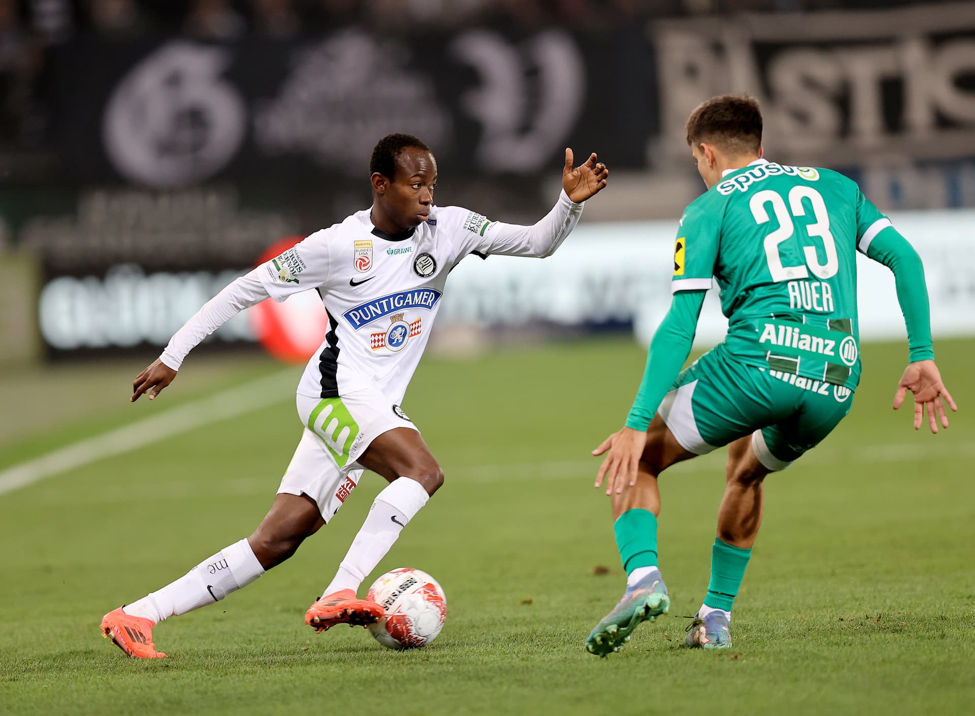Malick Yalcouye im Zweikampf mit Jonas Auer