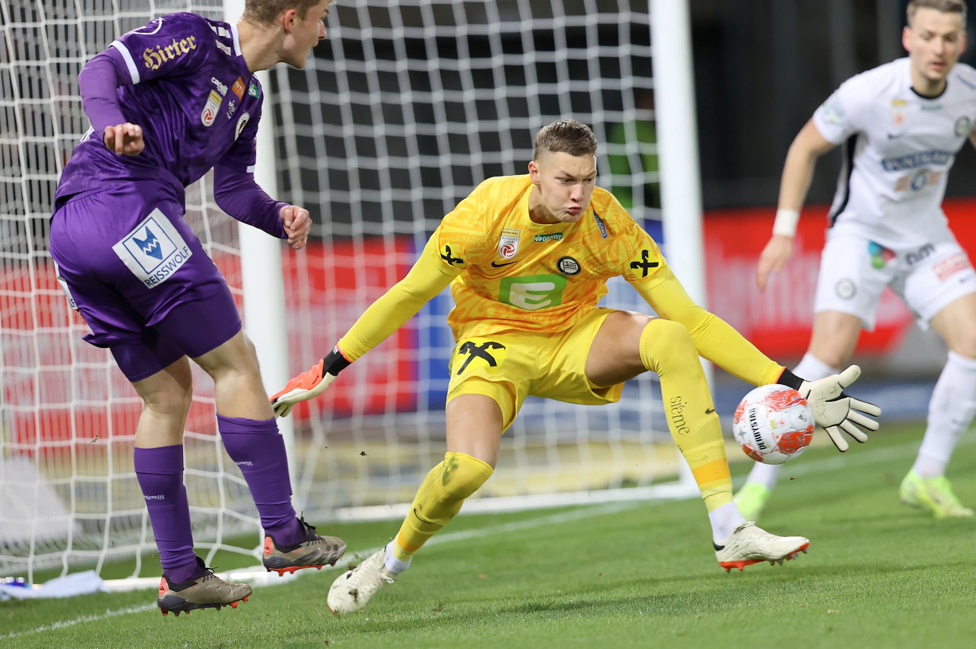 Kjell Scherpen hält einen Ball