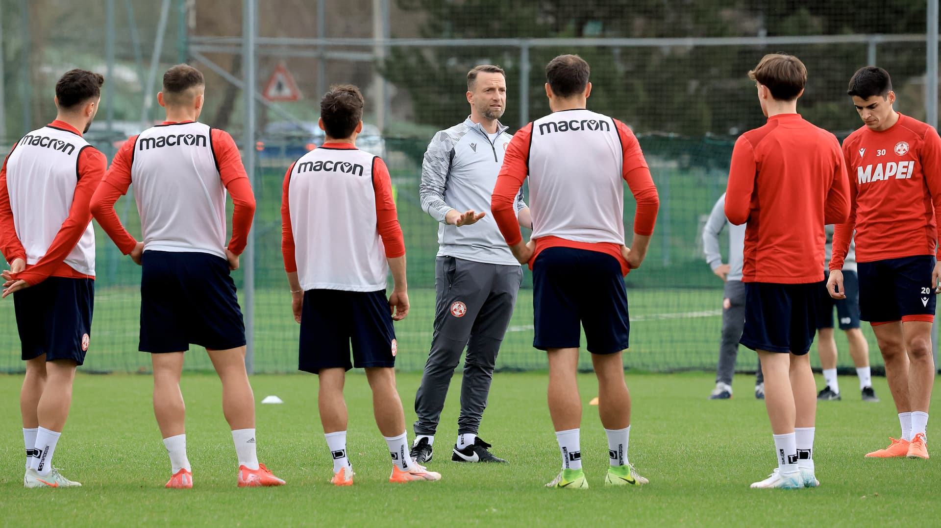 GAK-Trainer Ferdinand Feldhofer beim Training mit der Mannschaft
