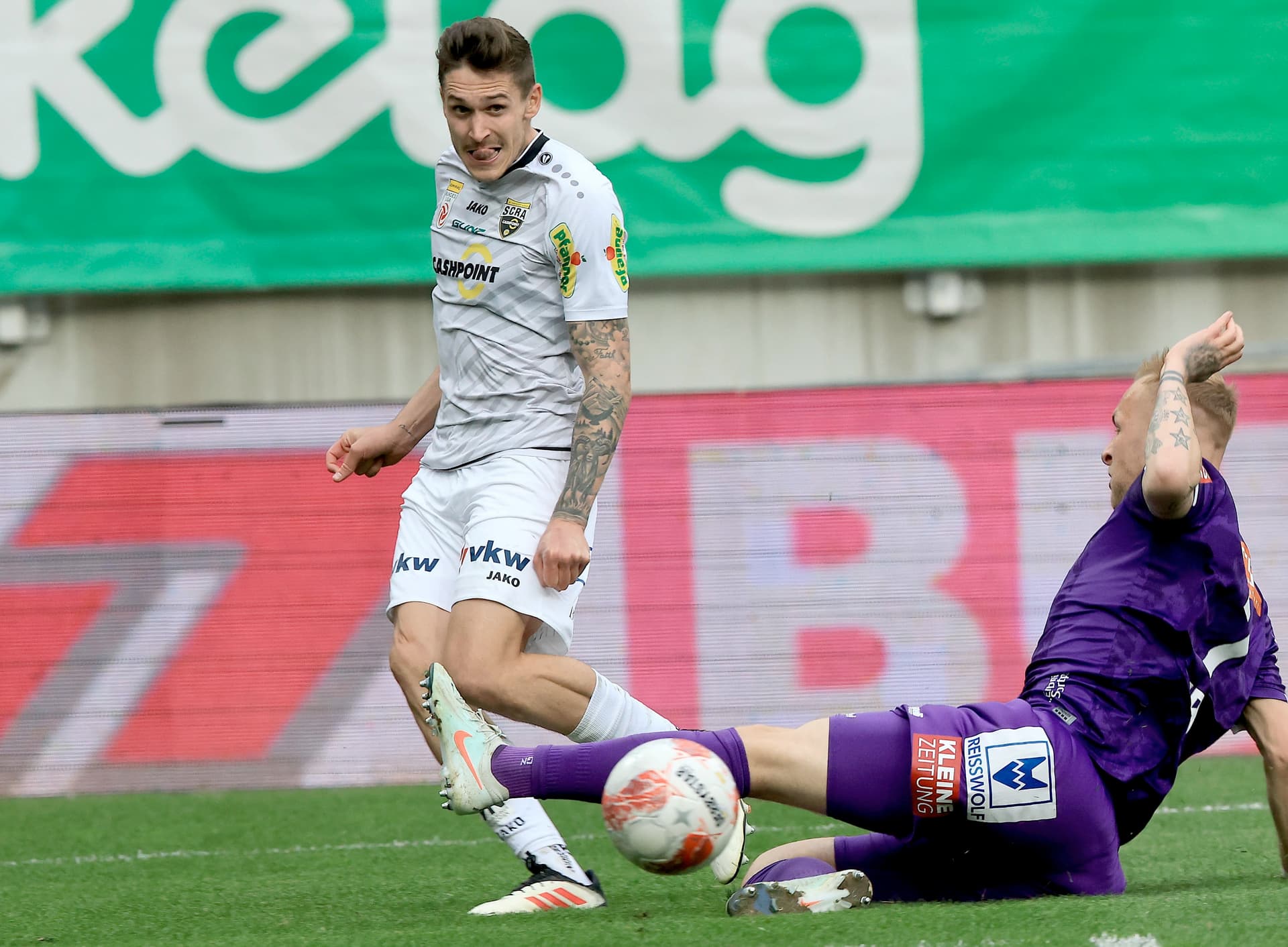 Klagenfurt-Spieler Florian Jaritz grätscht