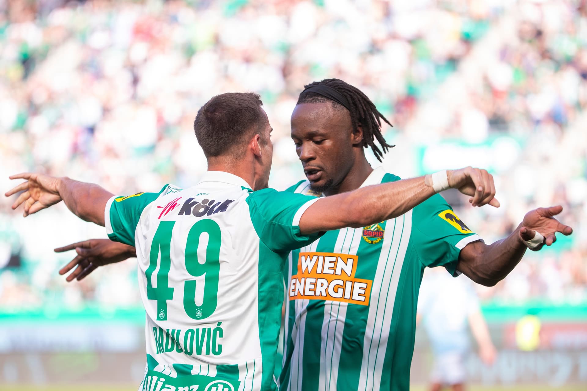 Rapid-Spieler Claudy Mbuyi und Radulovic