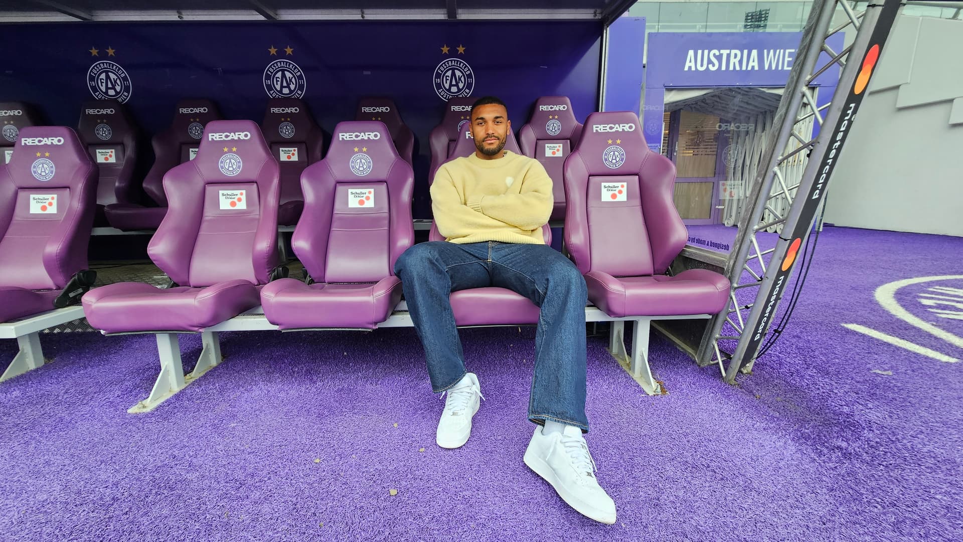 Maurice Malone sitzt auf der Bank in der Generali-Arena