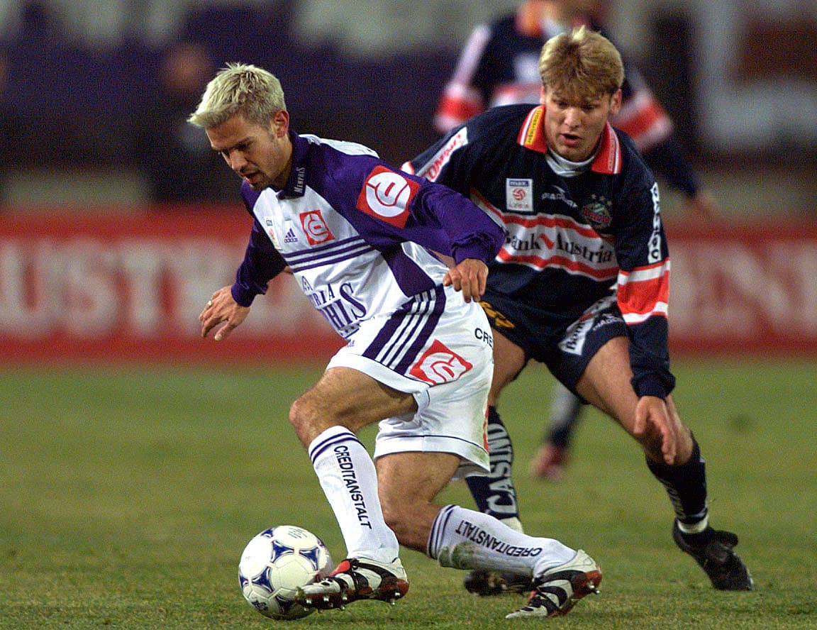 Austria Spieler Michael Wagner im Zweikampf