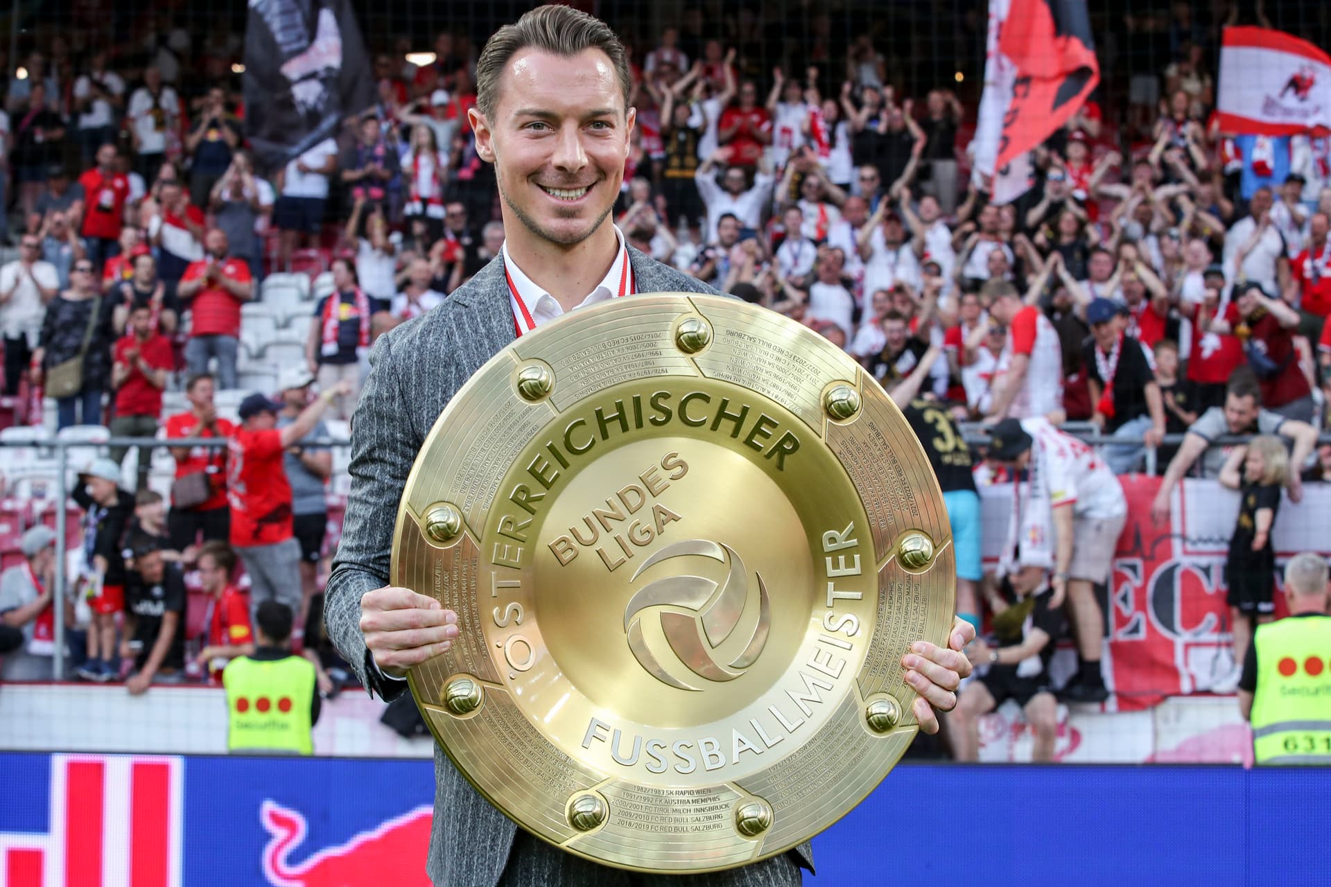 Red Bull Salzburg - Trainer Jaissle mit Meisterteller