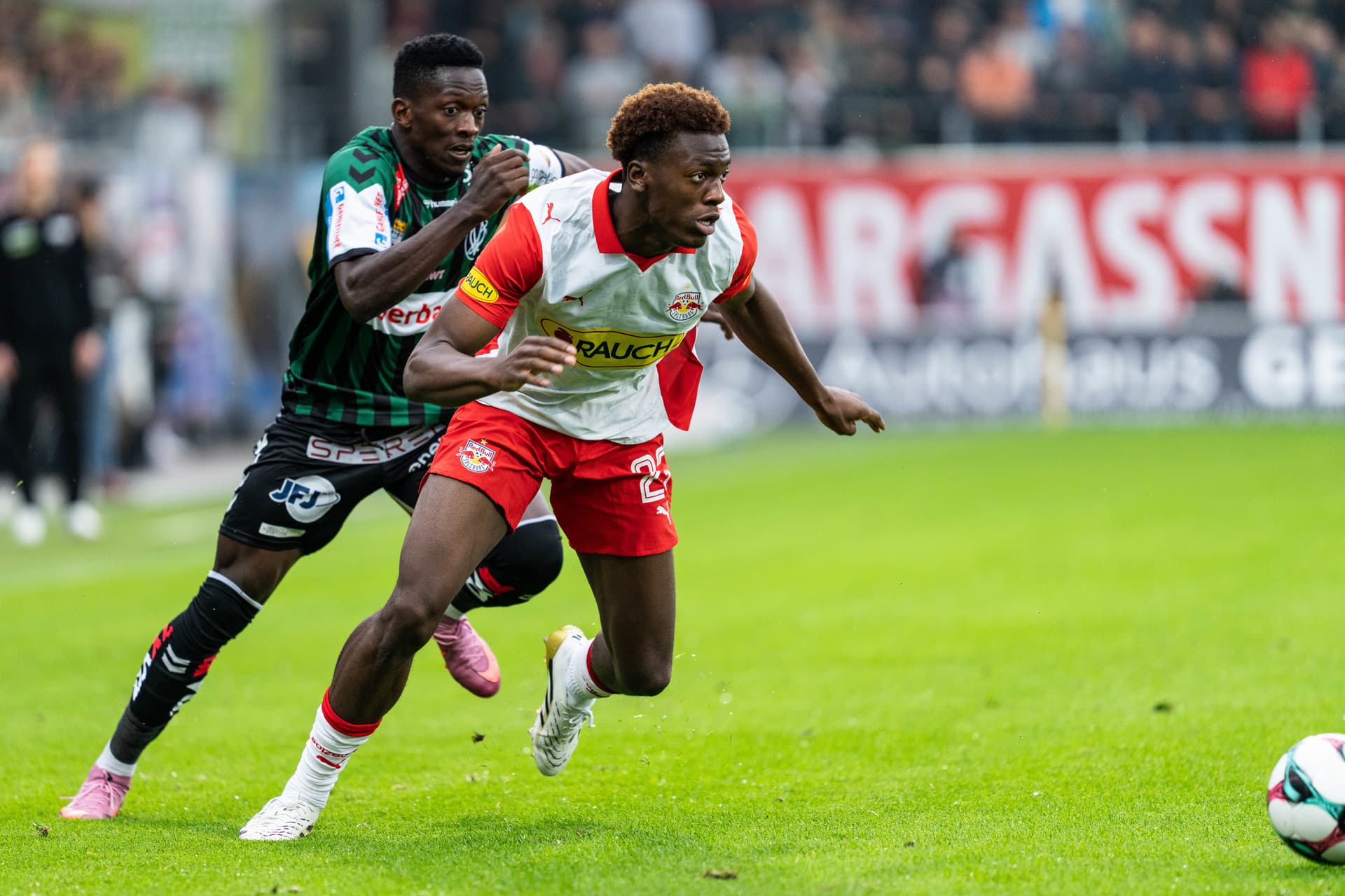 Ein Rieder Spieler im Zweikampf mit einem Salzburg Spieler