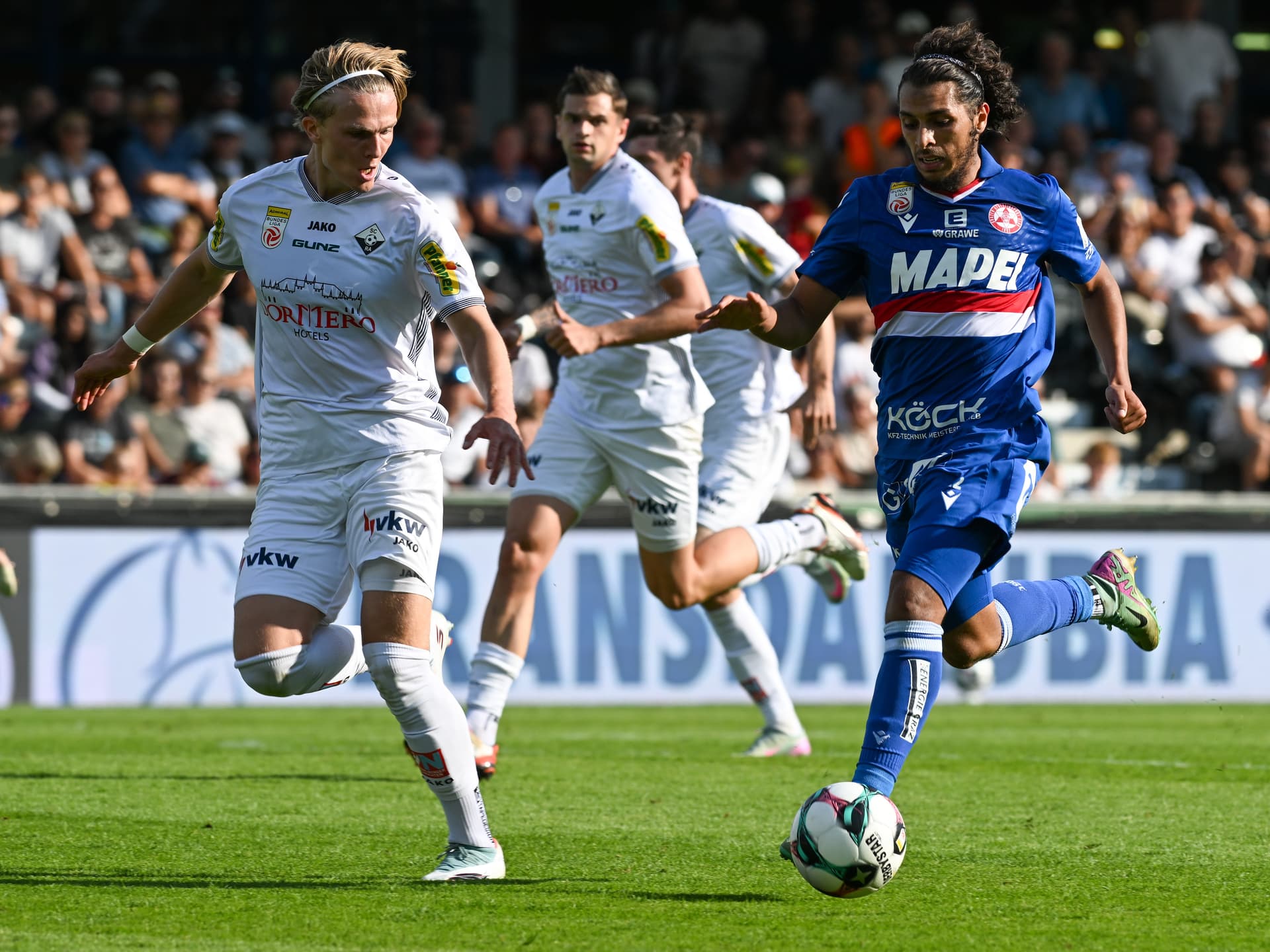 Altach-Spieler Paul Koller und GAK-Spieler Harakete im Zweikampf