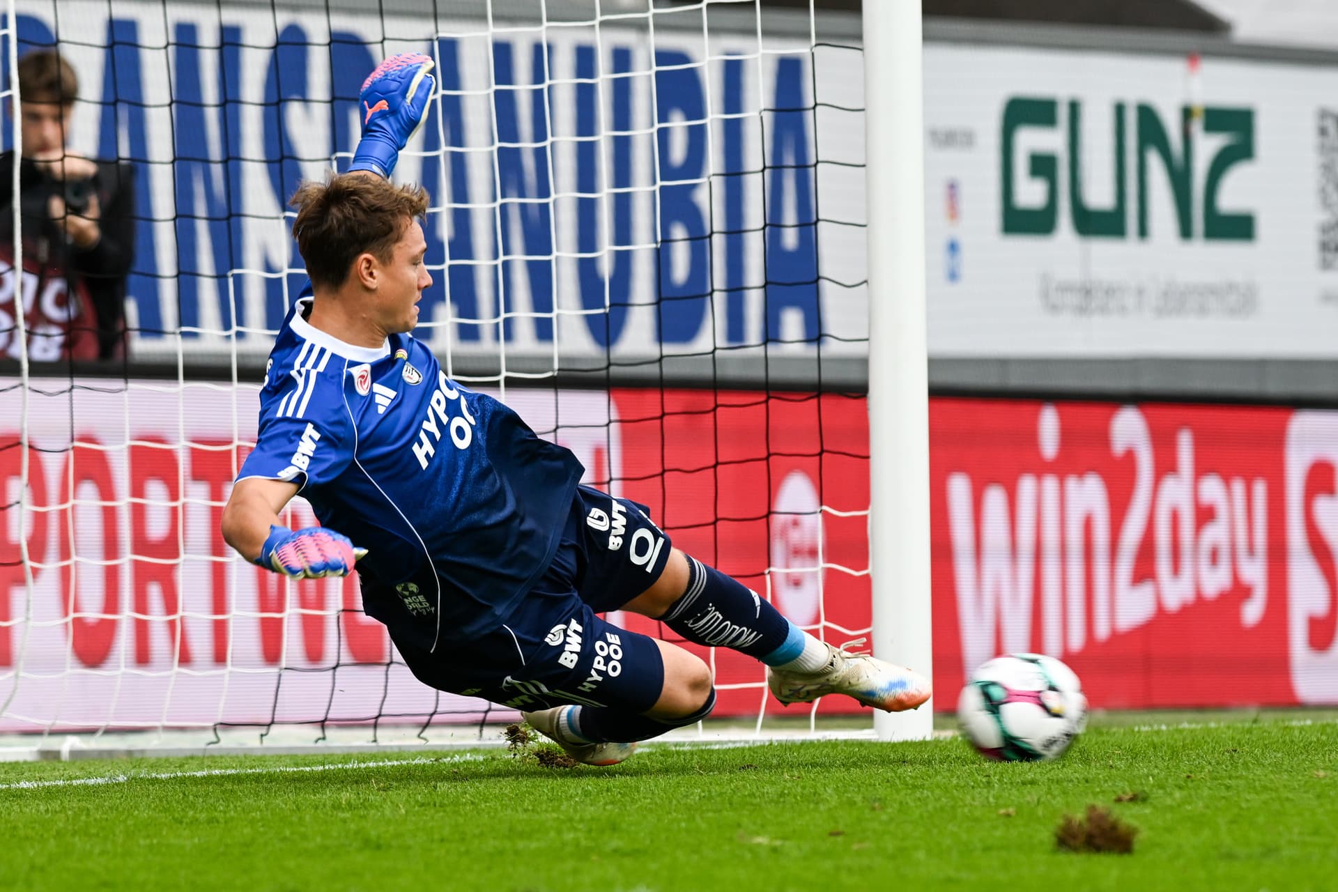 LASK-Torhüter Jungwirth muss ein Gegentor nach einem Elfer hinnehmen