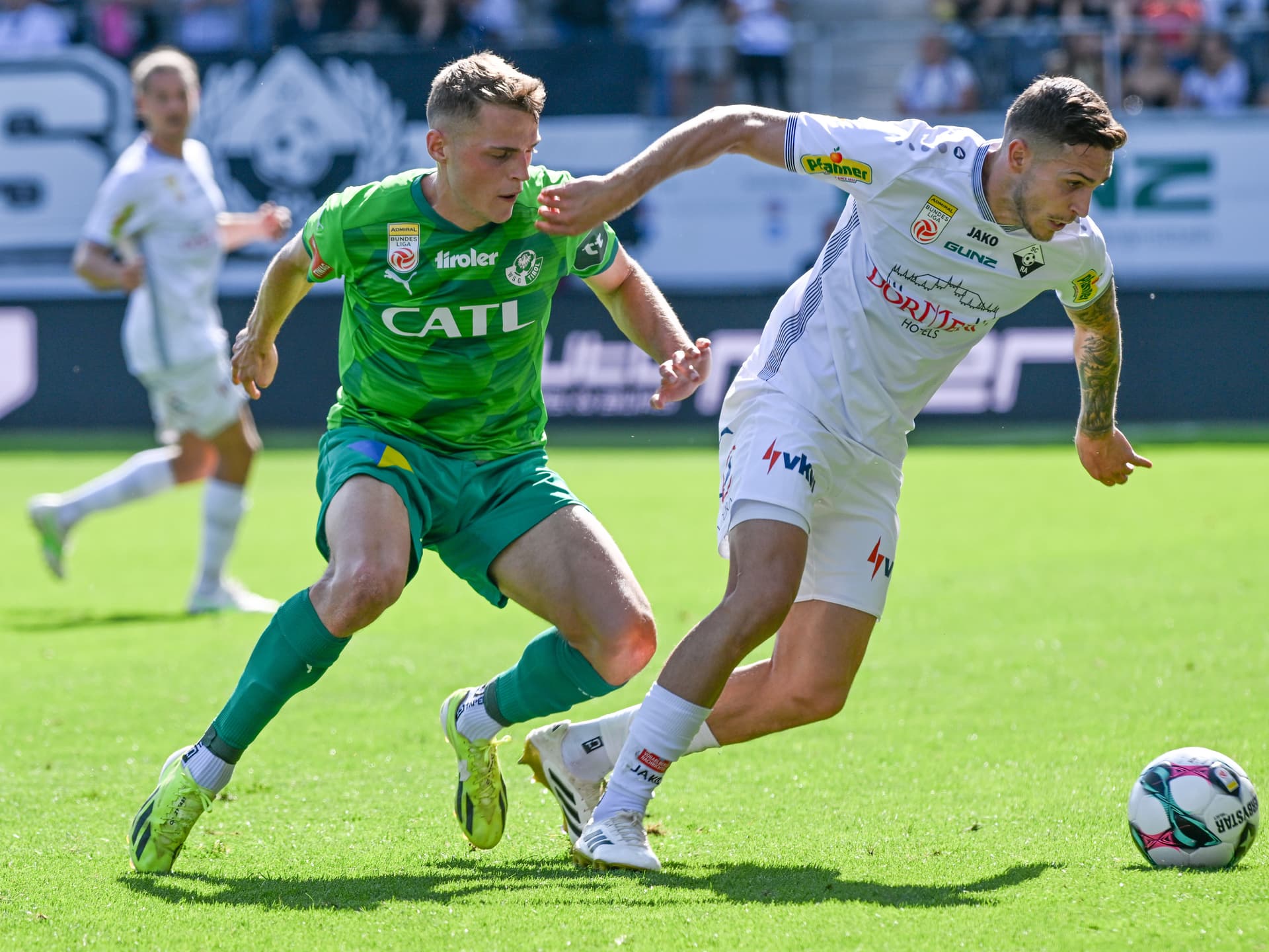 WSG und Altach Spieler im Zweikampf