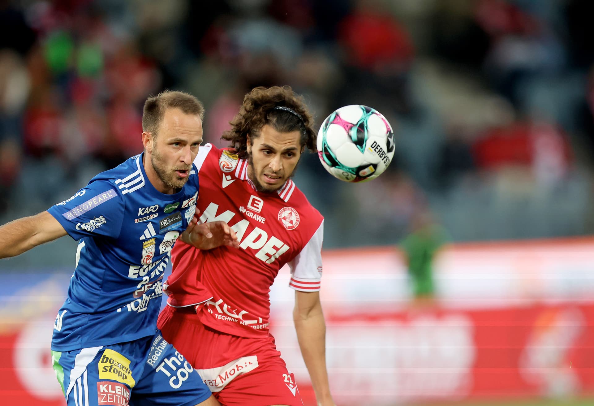 Hartbergs Tobias Kainz im Zweikampf mir Ramiz Harakete