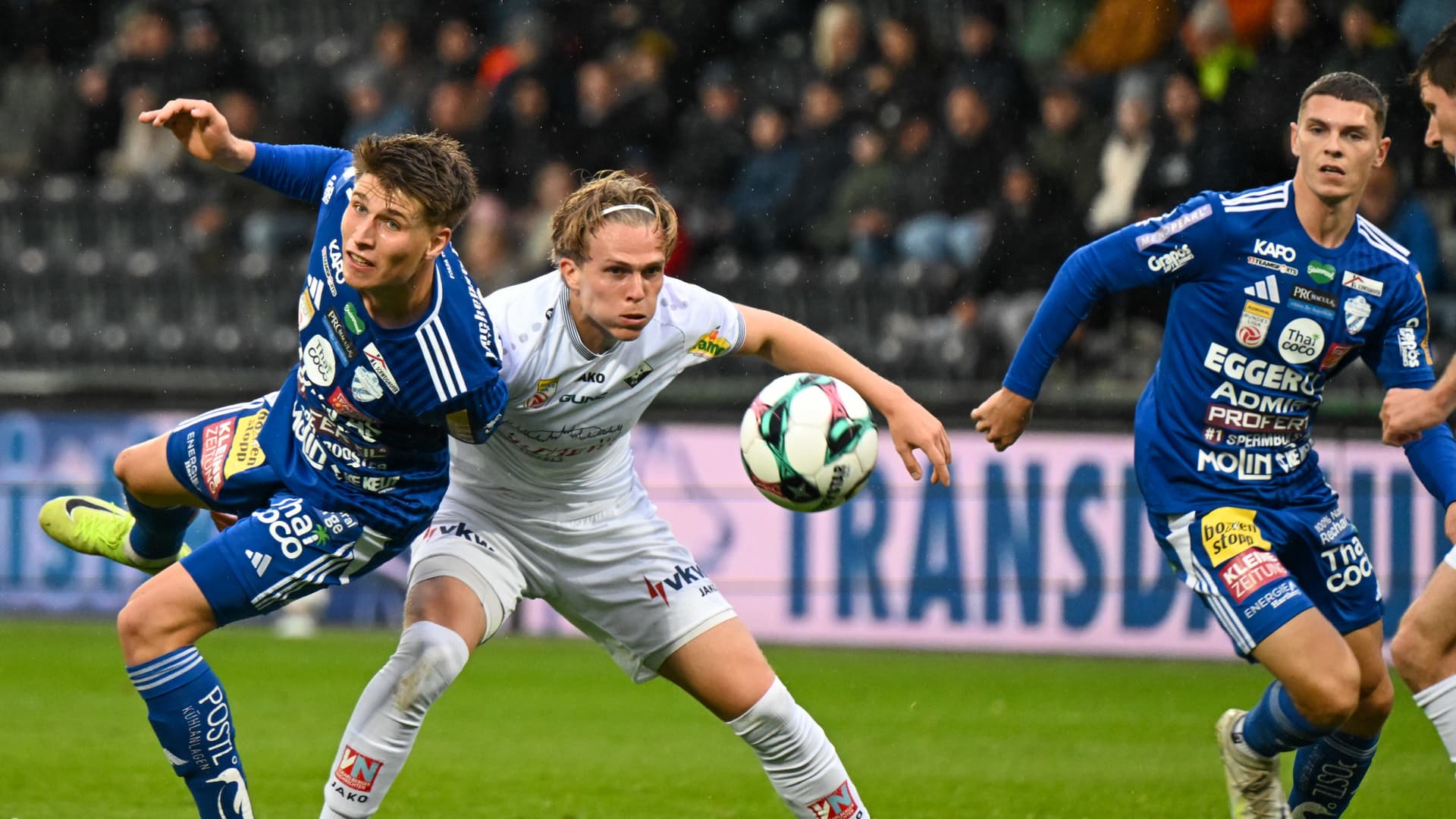 Altach und Hartberg-Spieler im Zweikampf