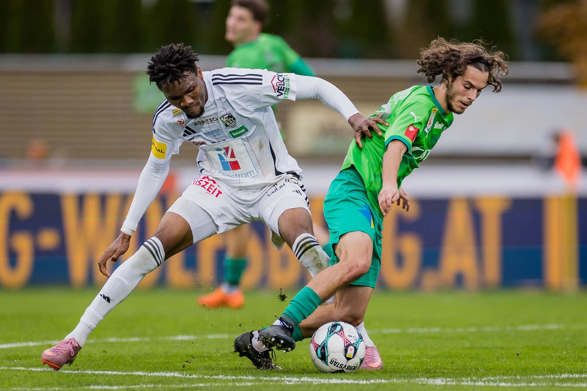 Wolfsbergs Nwaiwu im zweikampf mit WSG-Spieler Taferner