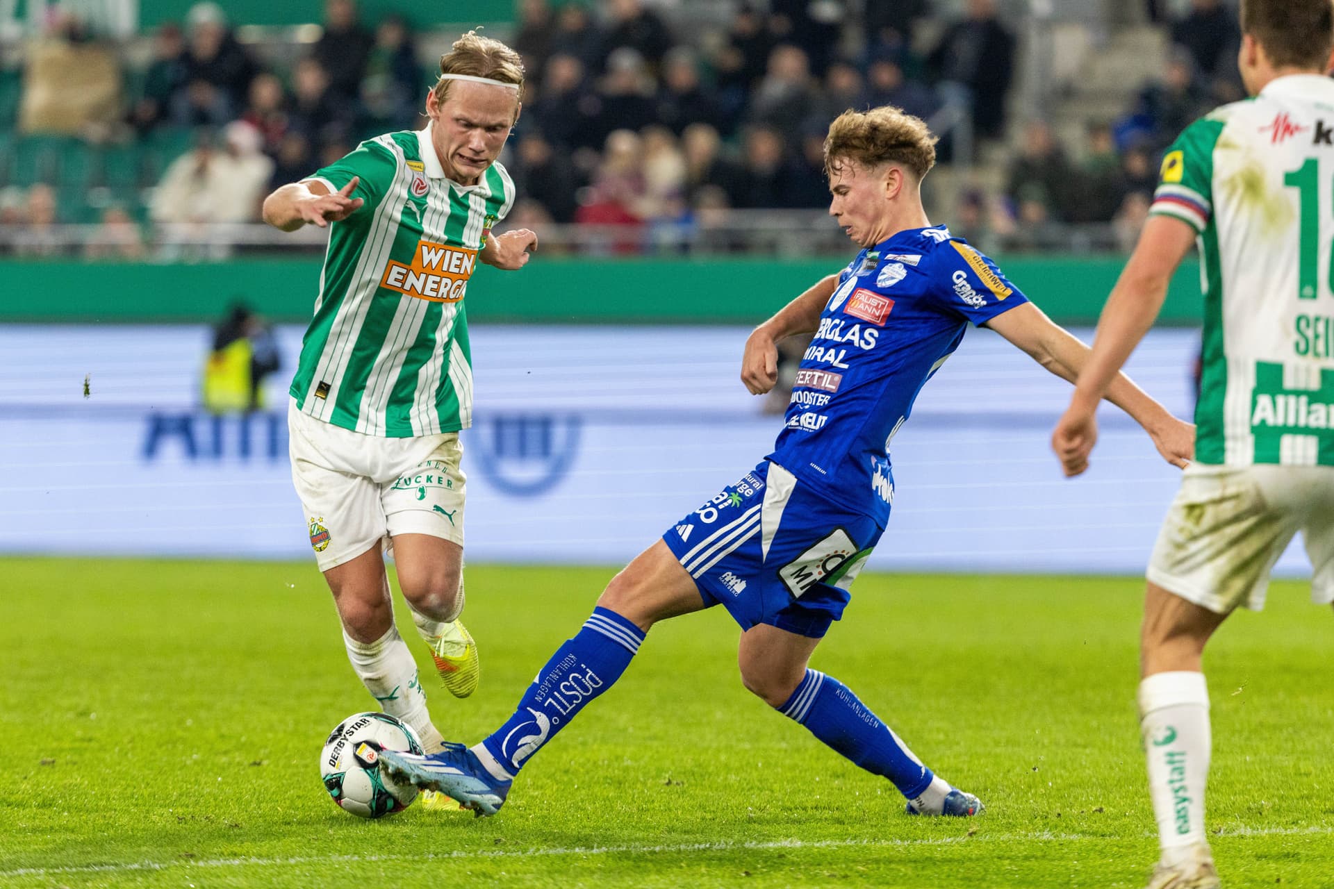 Rapid Spieler Gulliksen im Zweikampf mit einem Hartberg Spieler