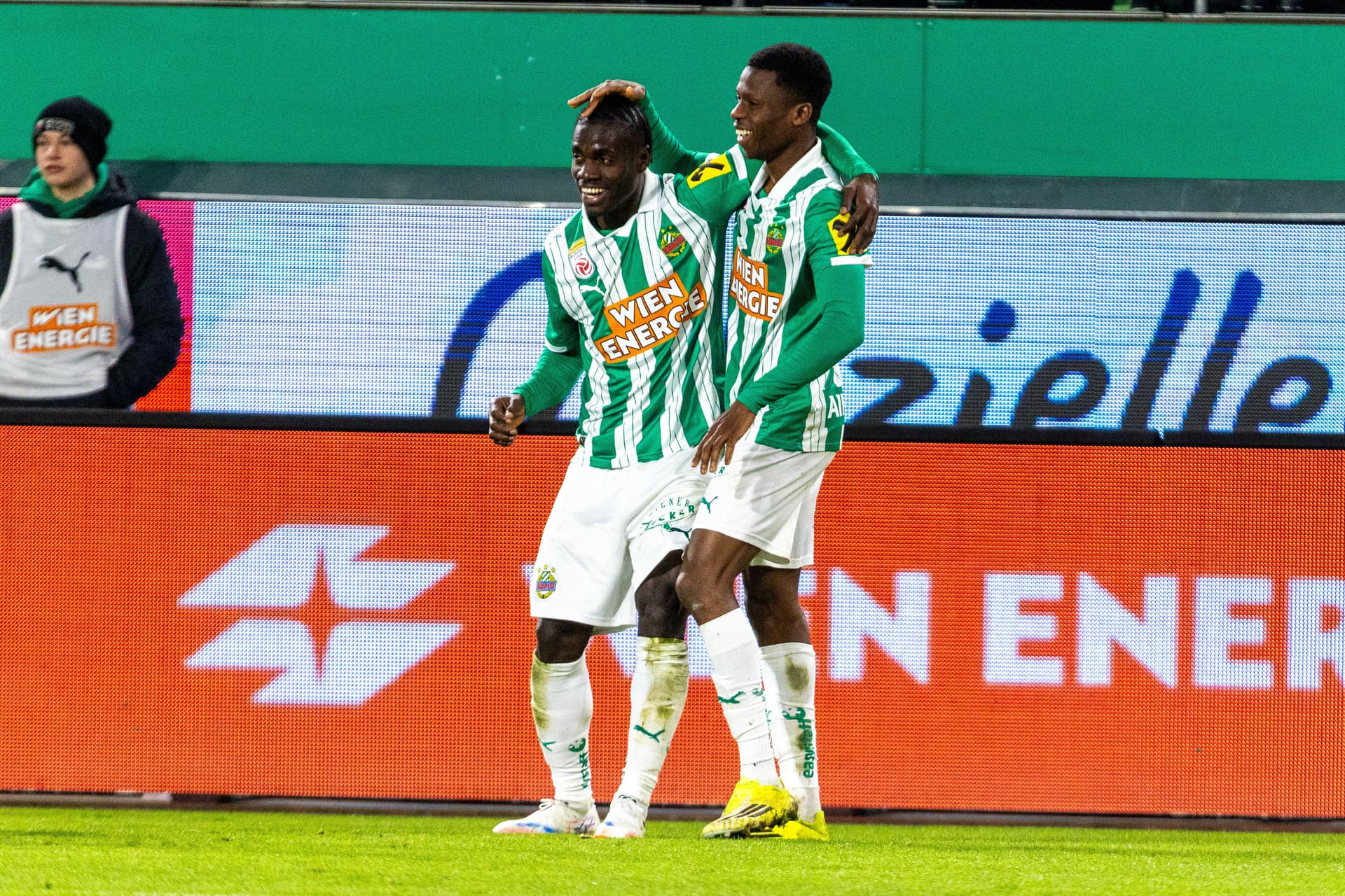 Rapid-Spieler jubeln