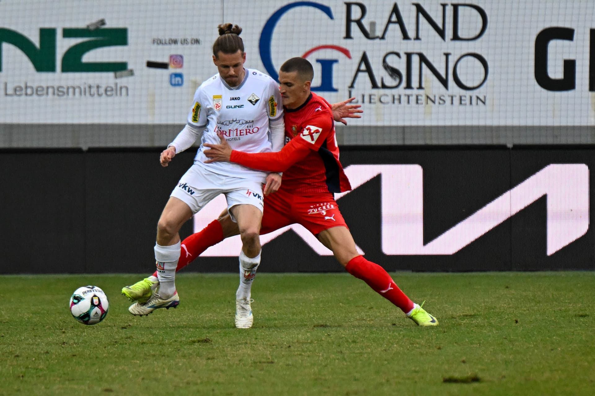 Altach-Spieler Greil im Zweikampf Rapids Cvetkovic