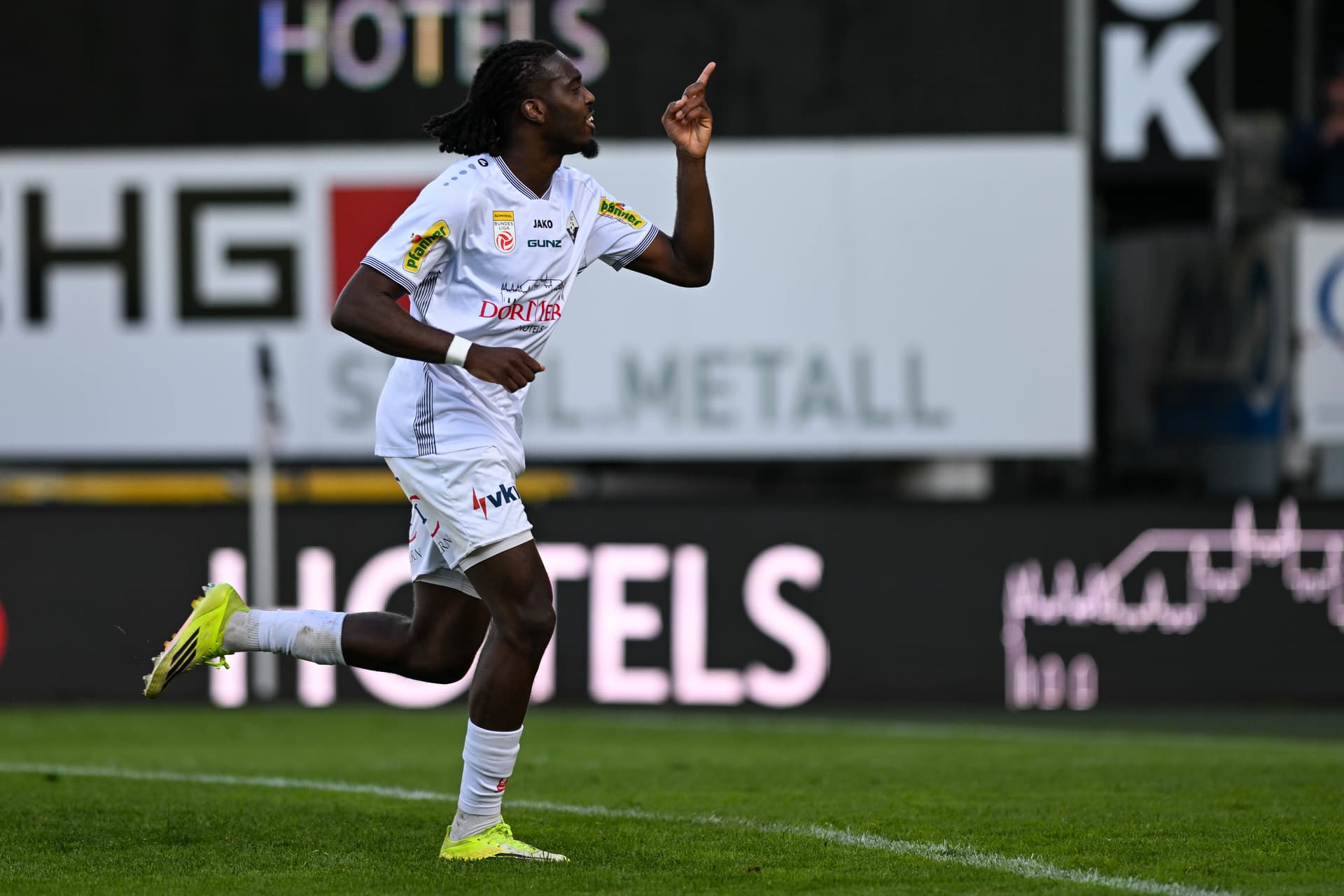 Altach-Spieler Masombo jubelt