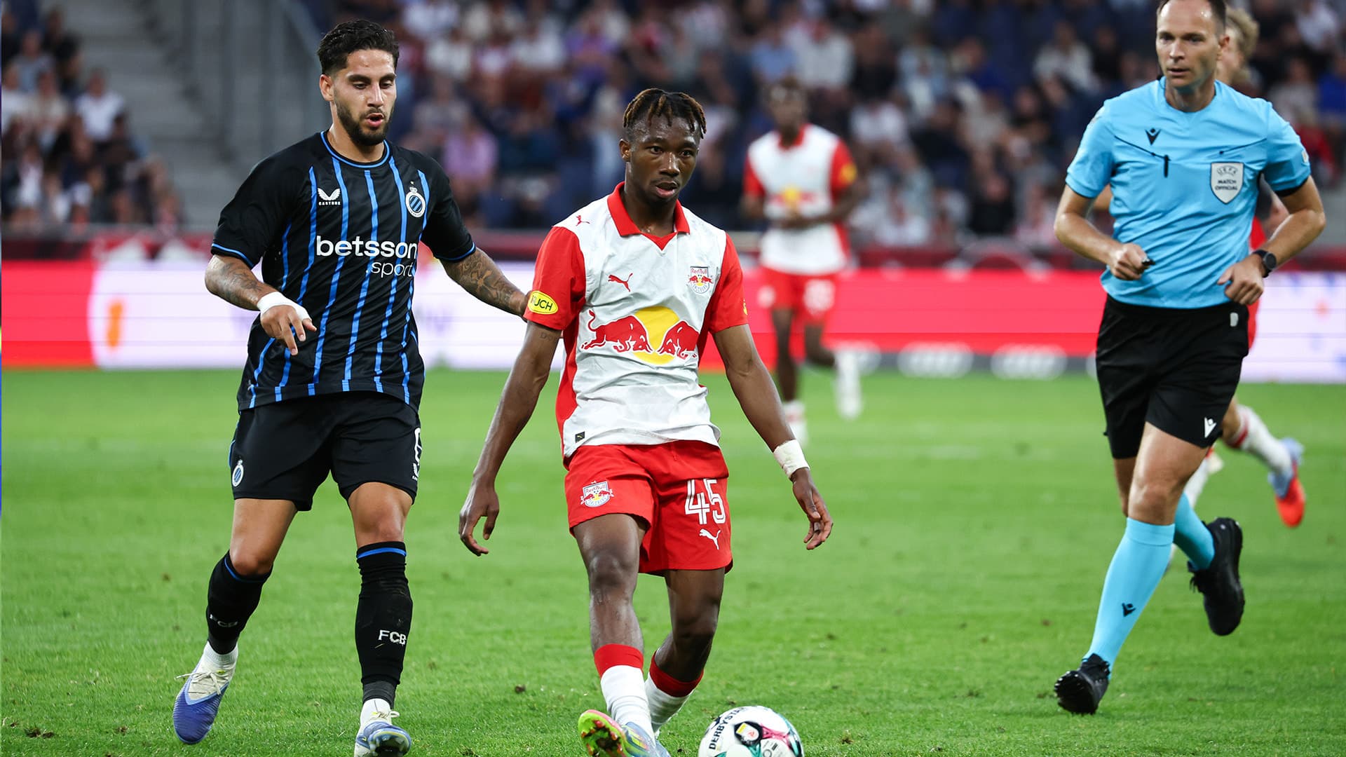Salzburg Spieler Dorgeles Nene im Zweikampf in der Champions League