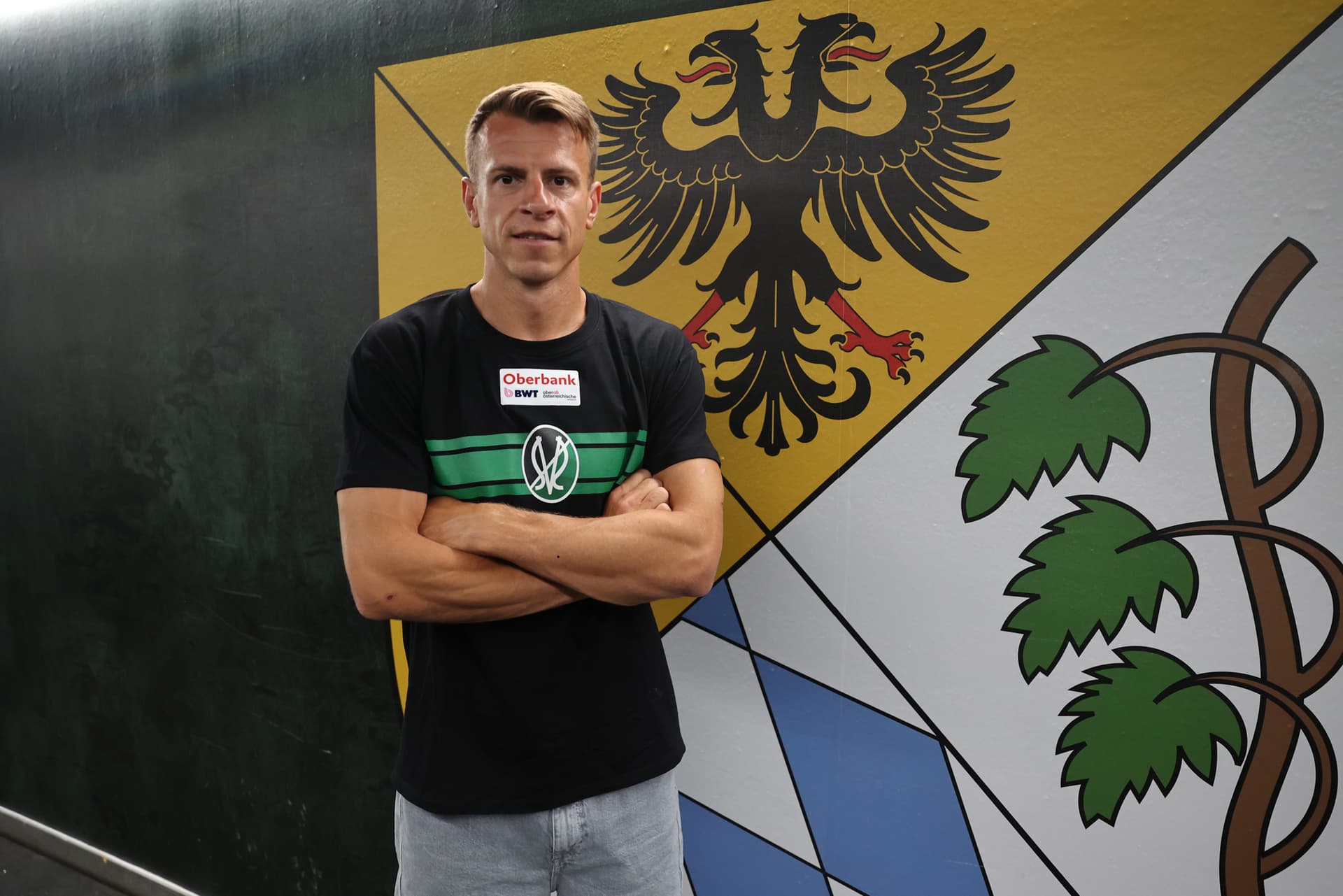 Stefan Schwab vor einem Logo