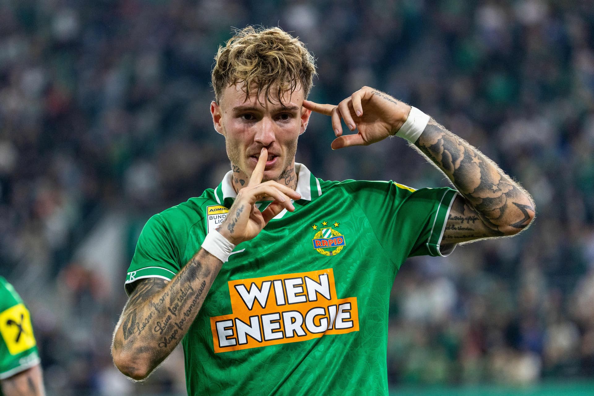 Rapid-Spieler Bolla jubelt