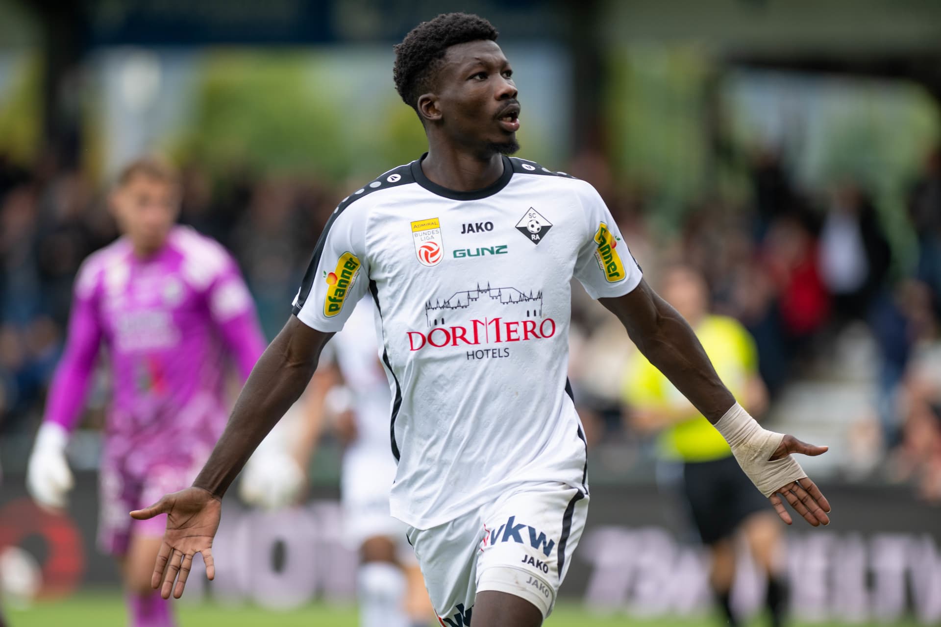 Altach-Spieler Diawara jubelt