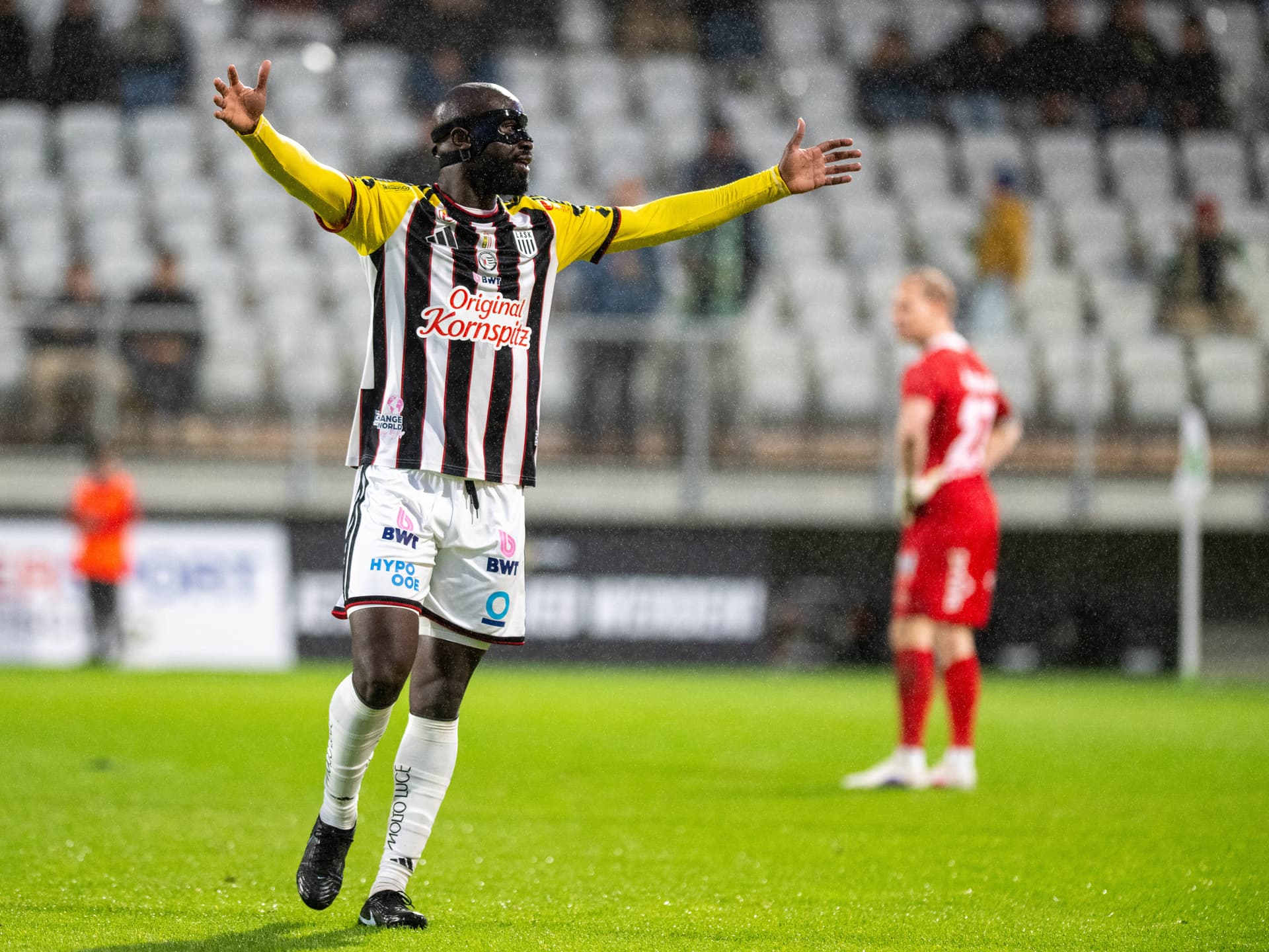 LASK Stürmer Adeniran jubelt