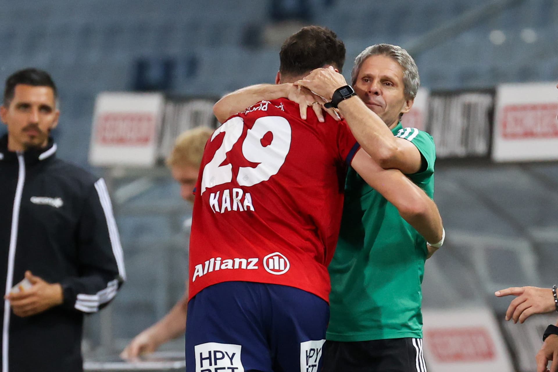 Ercan Kara mit Kühbauer SK RApid