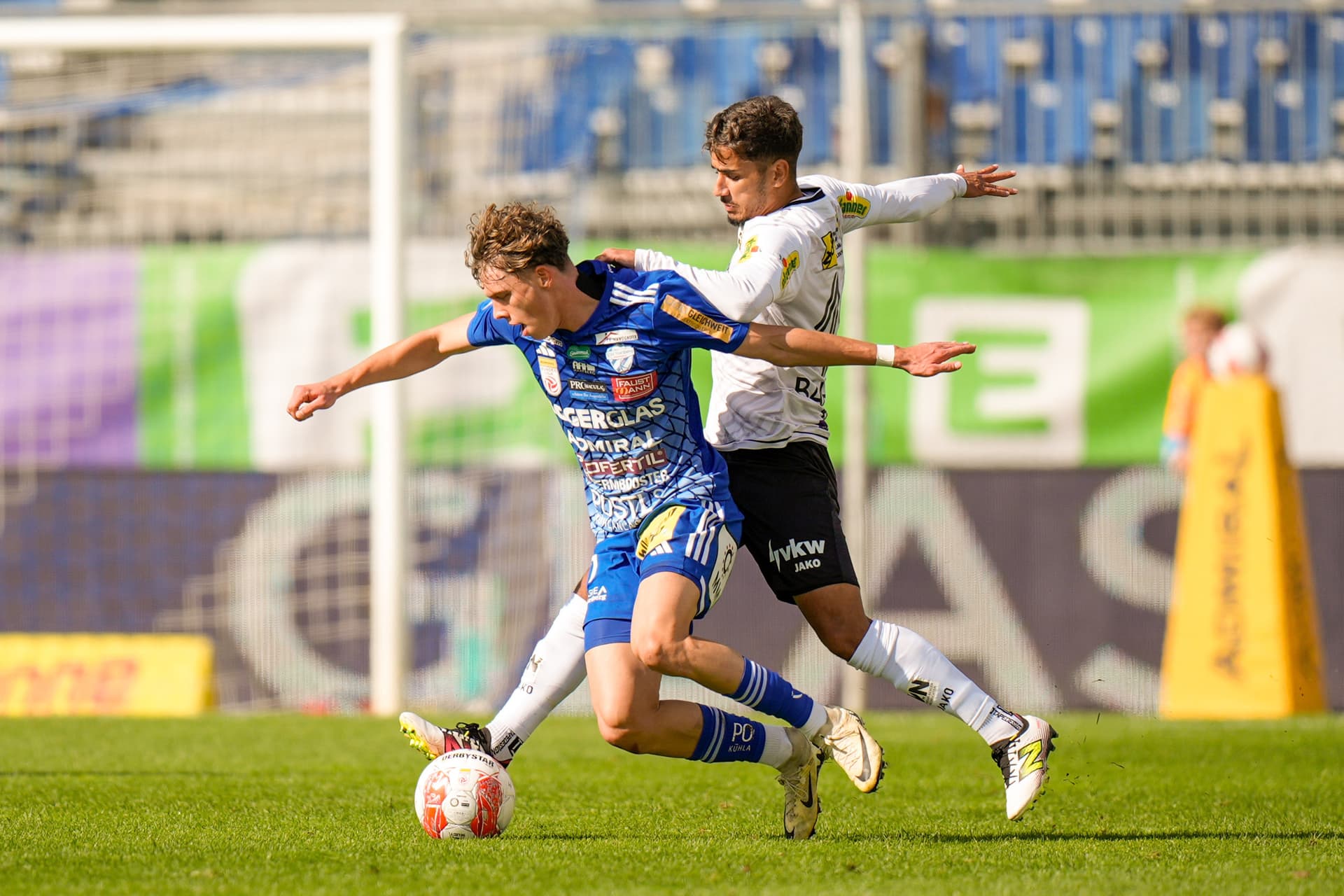 Hartberg Spieler in einem Zweikampf