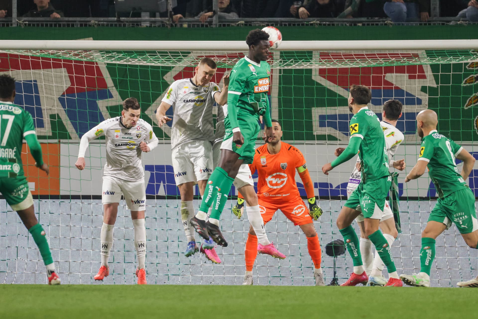 Rapids-Raux-Yao im Kopfballduell gegen Altach