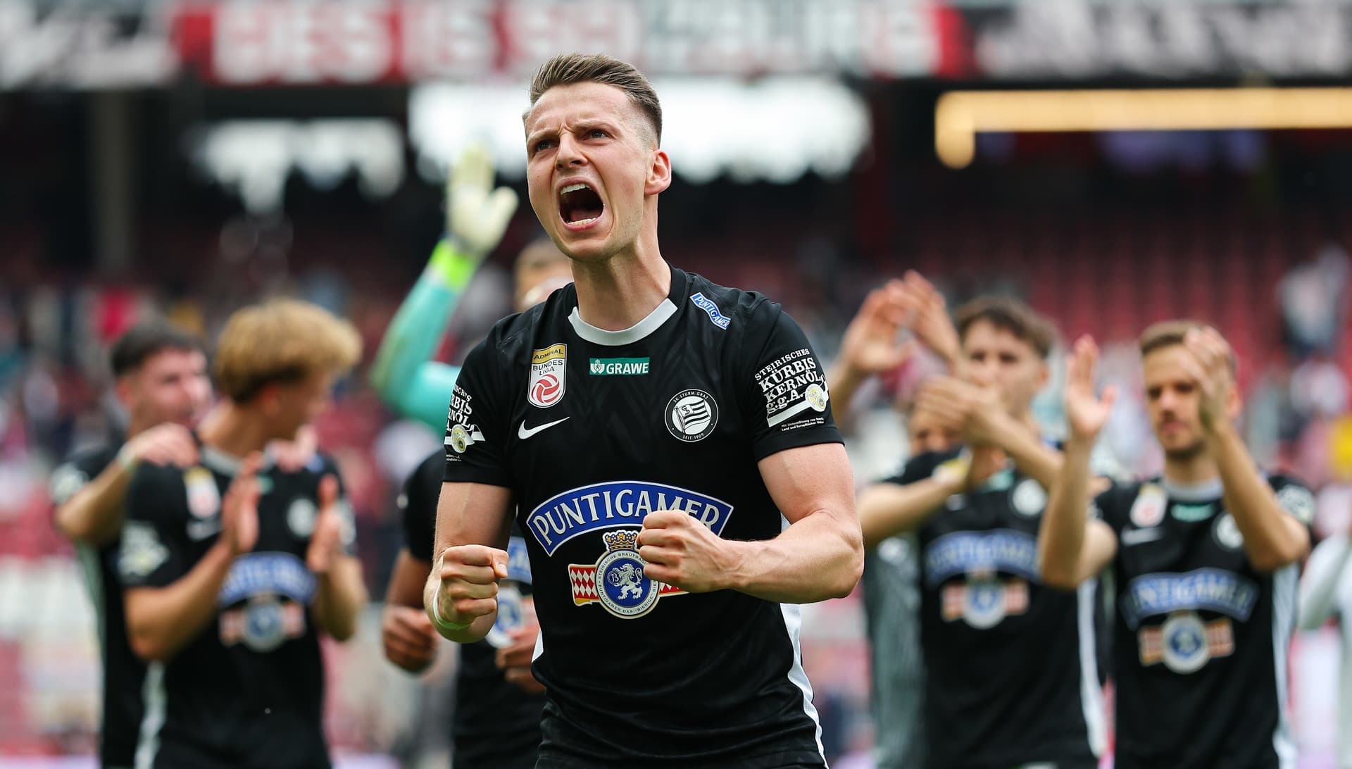 Dimitri Lavalee jubelt