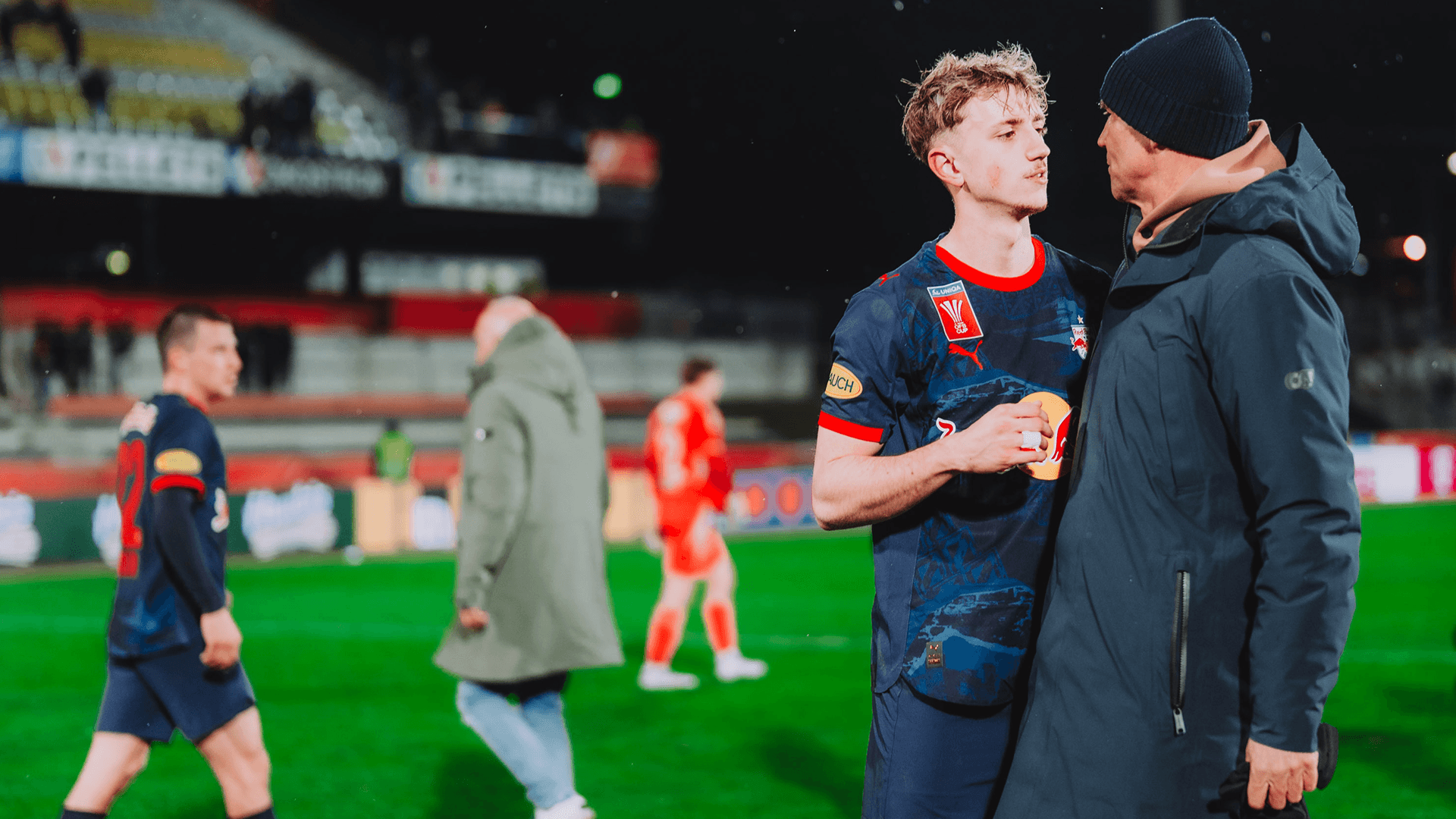 Tim Drexler klatscht mit Salzburg Trainer Letsch ab