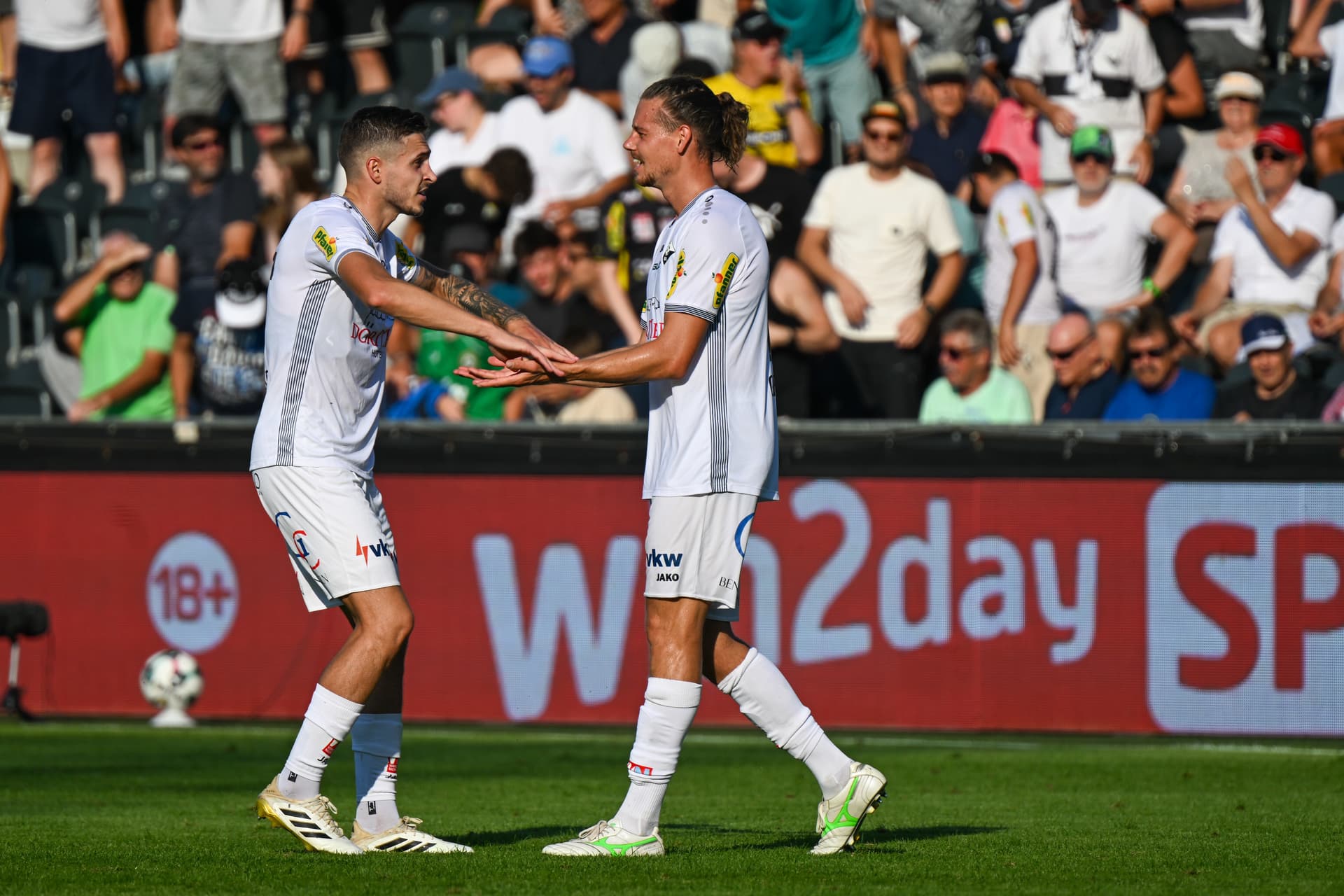 Altachs Spieler Ingolitsch und Greil klatschen ab