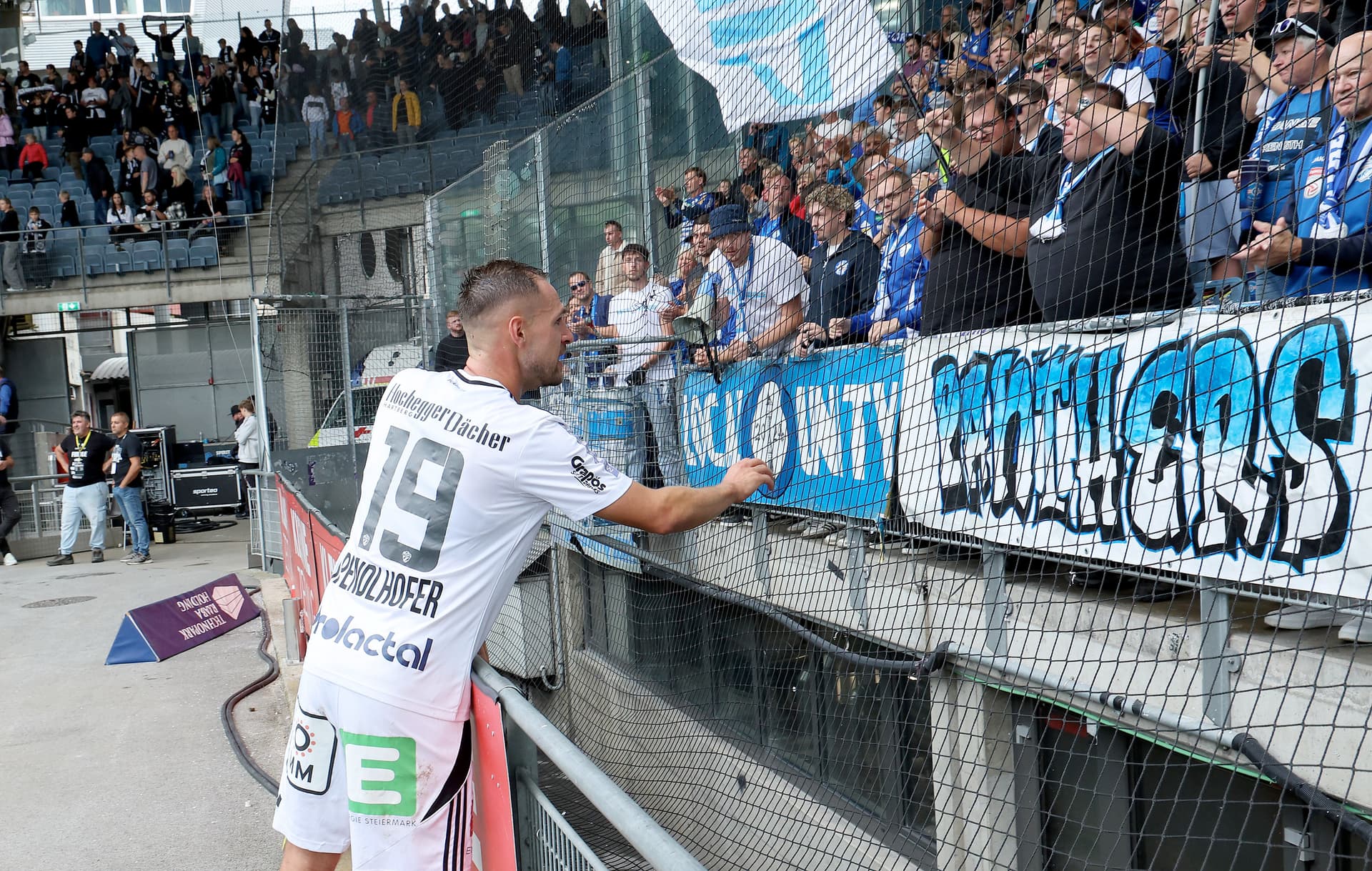 Lukas Spendlhofer mit Fans; Hartberg
