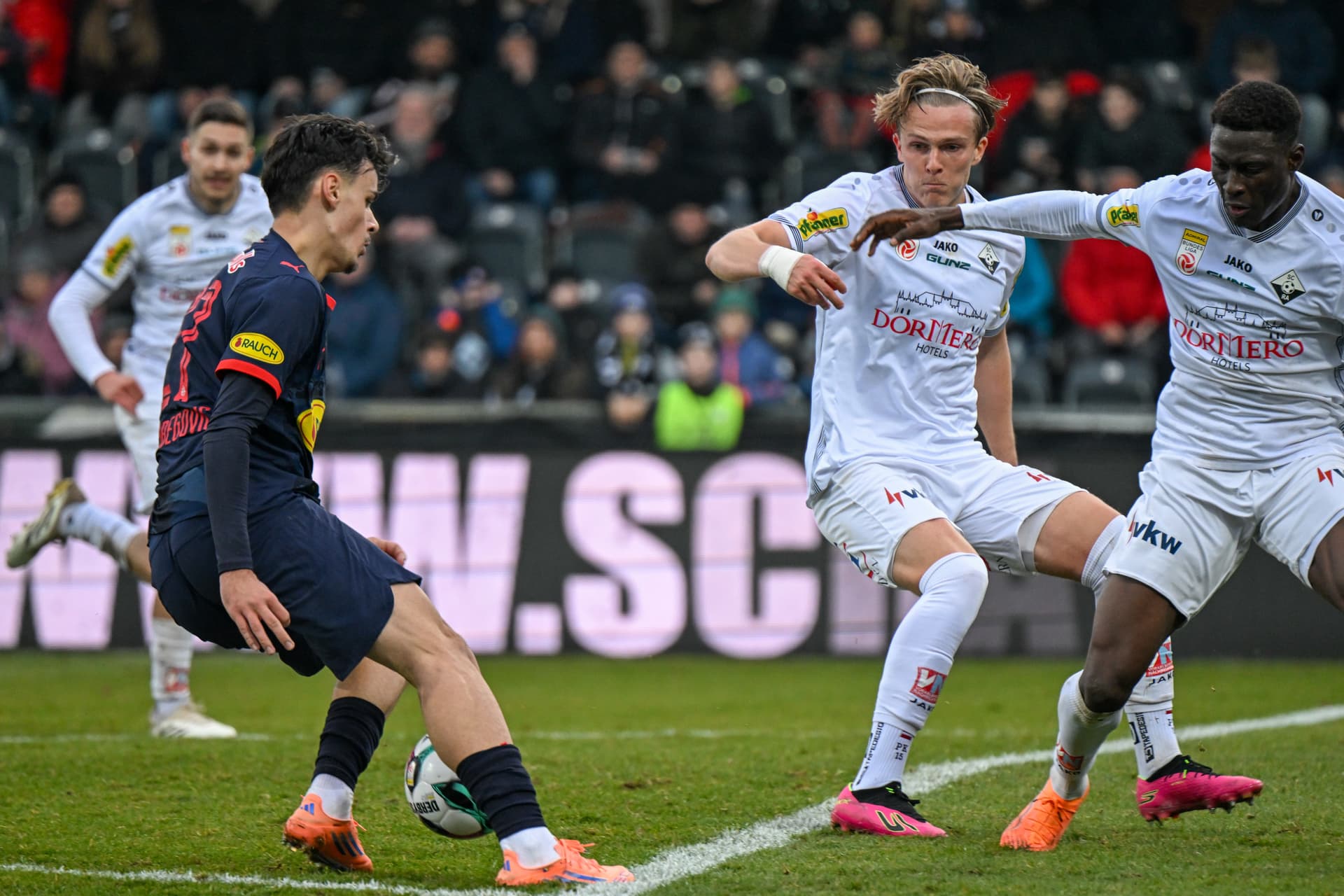 Salzburgs Alajbegovic im Zweikampf mit Altach-Spielern Koller und Ouedraogo