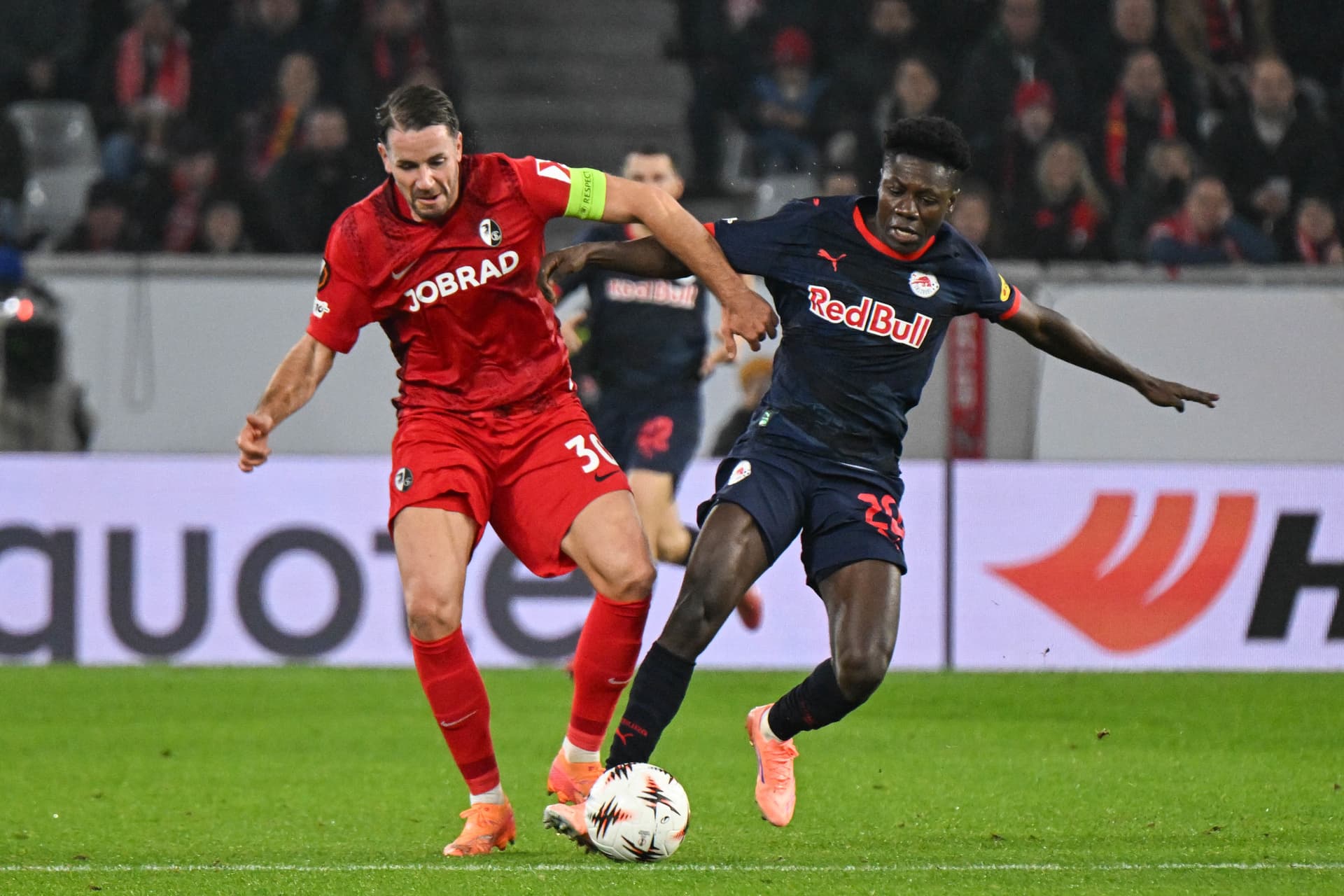 SC Freiburg vs Salzburg - Europa League Zweikampf