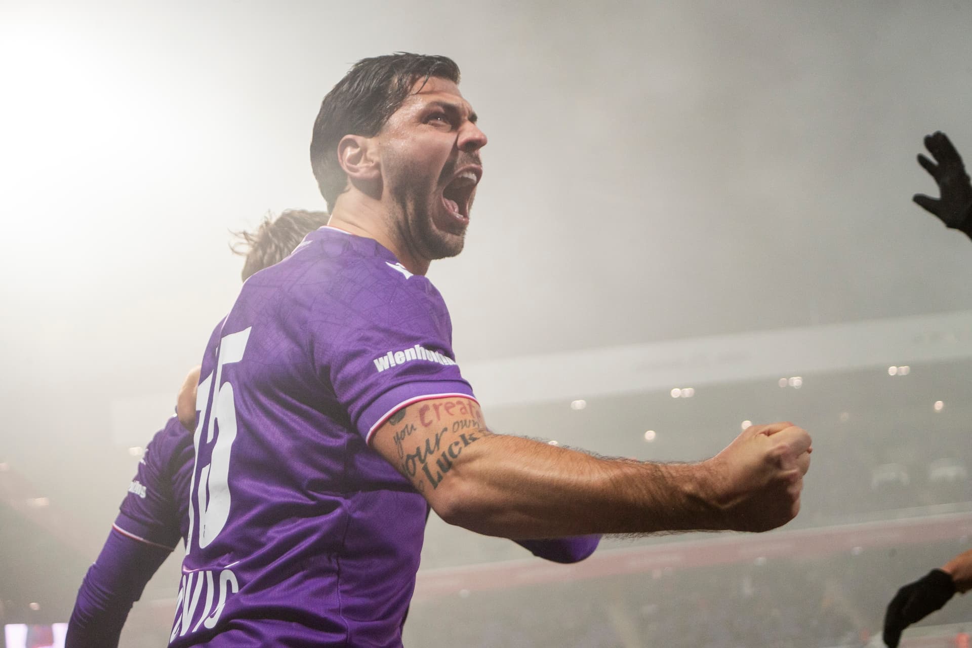 Austria-Spieler Dragovic jubelt