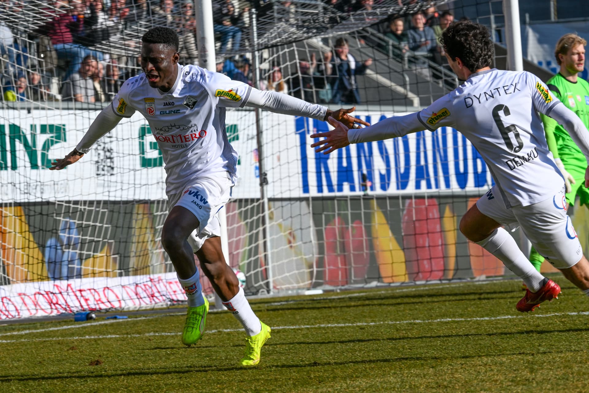 Altachs Spieler Ouedraogo jubelt