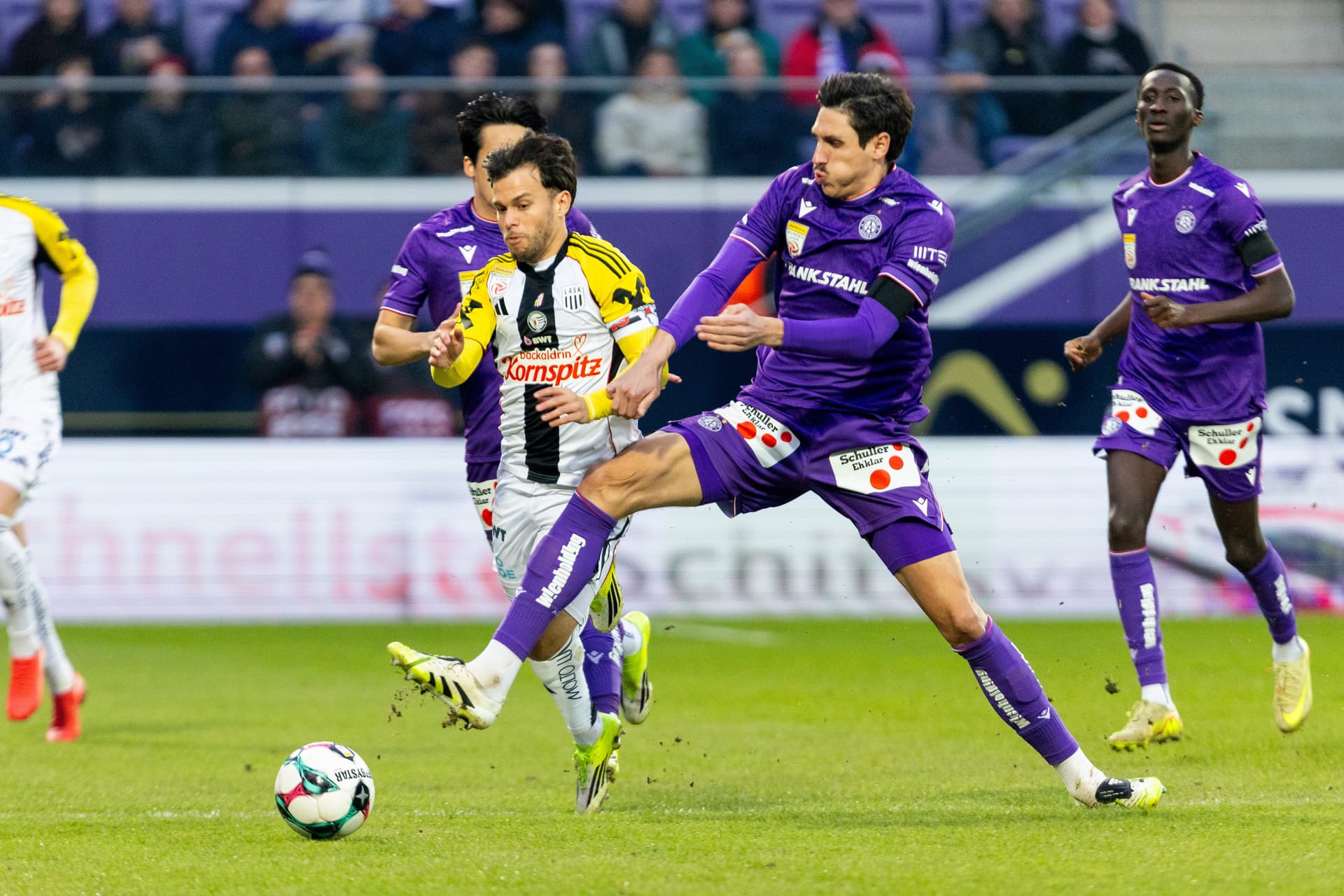 LASK-Spieler Horvath im Zweikampf mit dem Austria-Spieler Plavotic