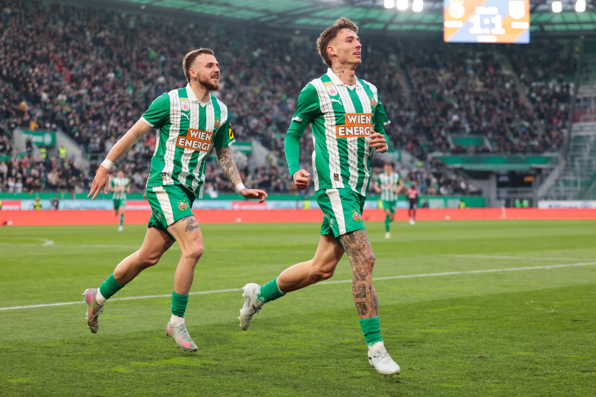 Rapid Spieler Bendeguz Bolla und Jannis Horn jubeln