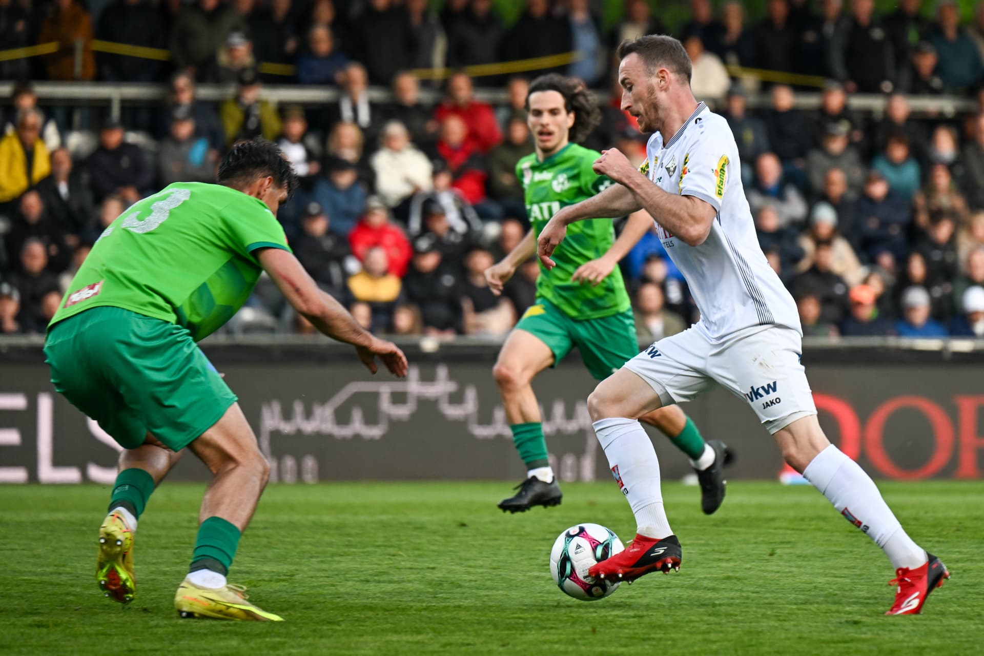 WSG-Verteidiger Boras im Zweikampf mit dem Altacher Mike Bähre