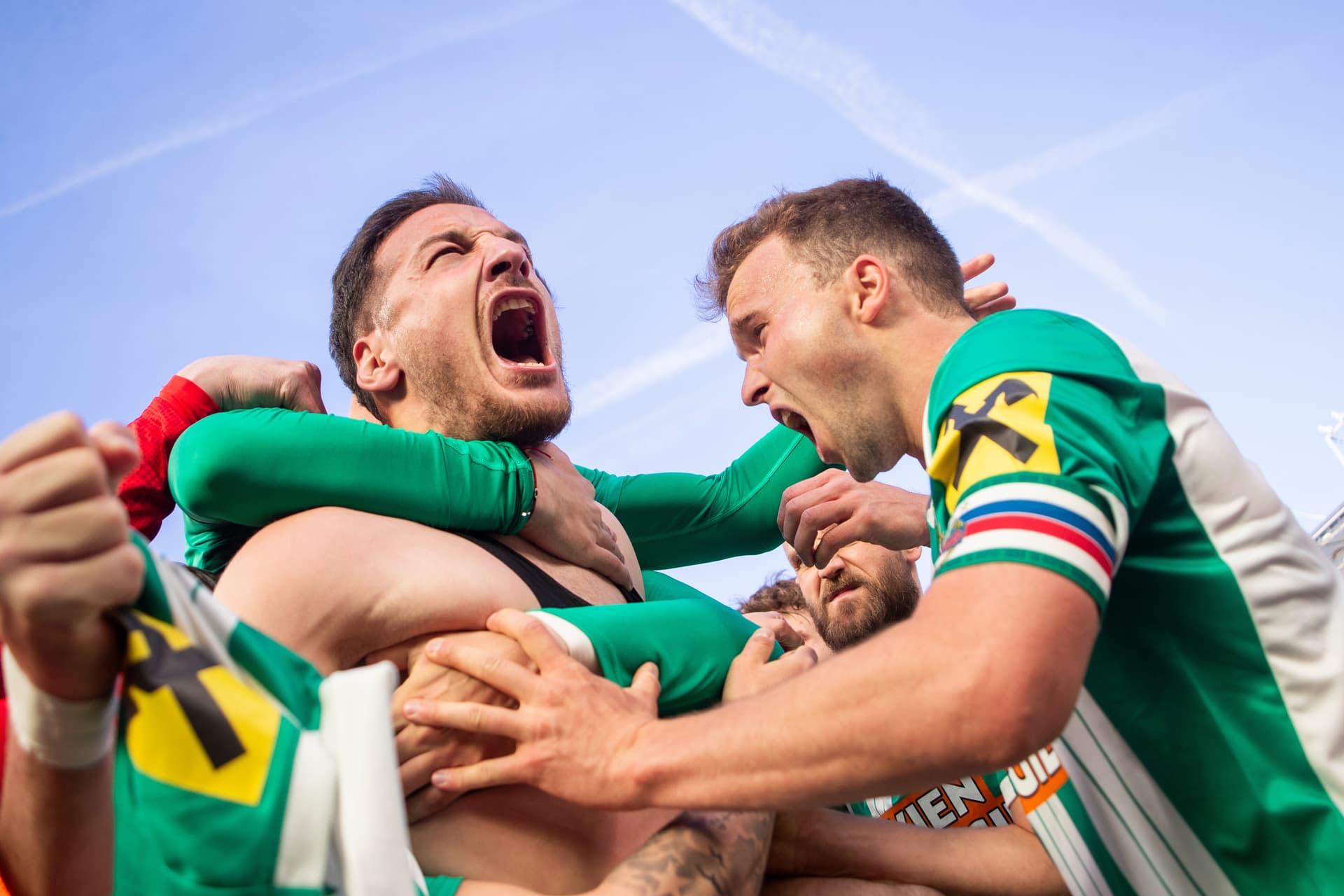 Die SK Rapid Mannschaft jubelt