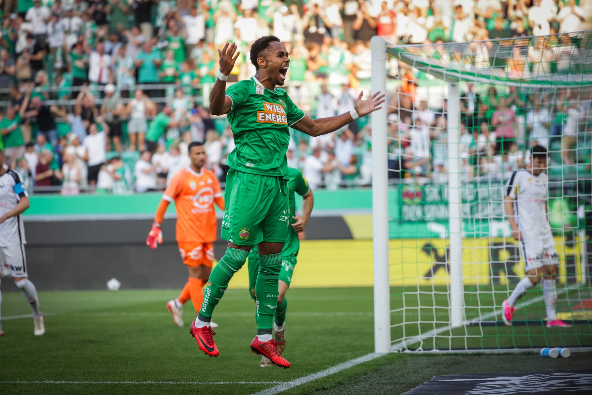 Rapid-Stürmer Pettar Nosa Dahl jubelt