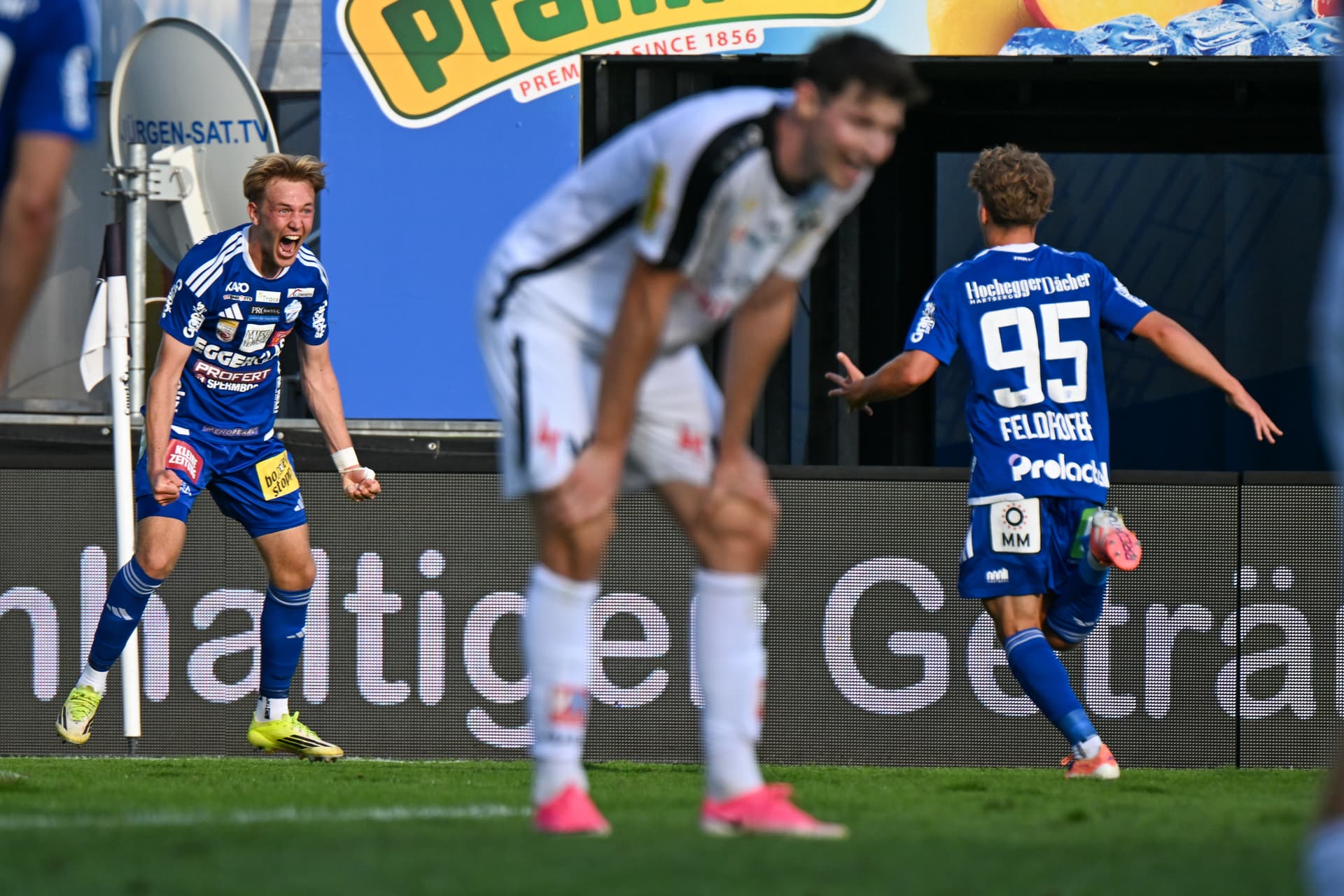 Hartberg-Spieler jubelt