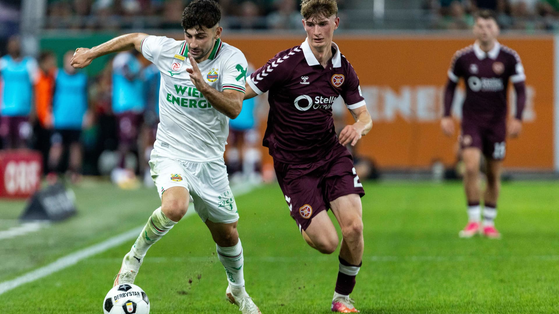 Yusuf Demir im Zweikampf mit einem Hearts-Spieler